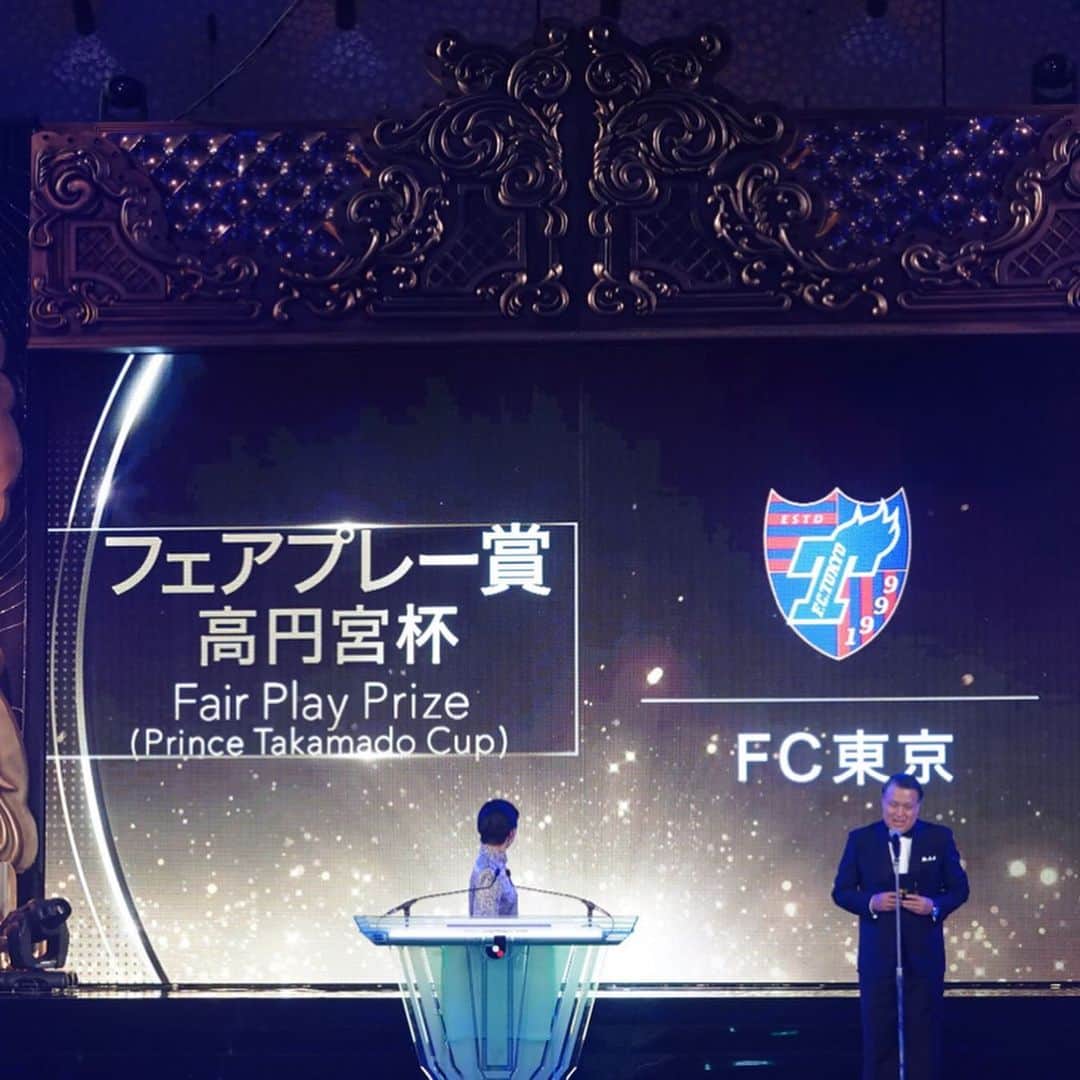 林彰洋のインスタグラム：「FC東京を代表してフェアプレー賞受賞させていただきました。  同時に2019年シーズンベストイレブンに選んで頂き大変光栄な賞を頂きました。  より成長出来る様に精進することそしてしっかり地に足つけて頑張ります。  これからも変わらぬ後押しよろしくお願いします。  補足ではありますが、ローランドさんが同じ中学校チームの後輩というのは認知していましたが… まさか彼が知っているとは…笑  ということでツーショット🤝 @roland_0fficial  #jleagueawards2019 #fctokyo」