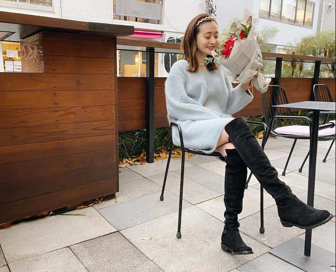 難波礼華のインスタグラム：「お店に置く花買いに行ったよ〜💐 クリスマスっぽいブーケにしてもらった🎅🏻 お花テンションあがる❤️❤️❤️ ニットワンピ　@snidel_official  ニーハイブーツ　@imvely_jp  ペタンコニーハイめちゃ歩きやすいしフィットするから下がって来なくて最高💕お気に入り💕 #imvely#イムブリー#snidel」