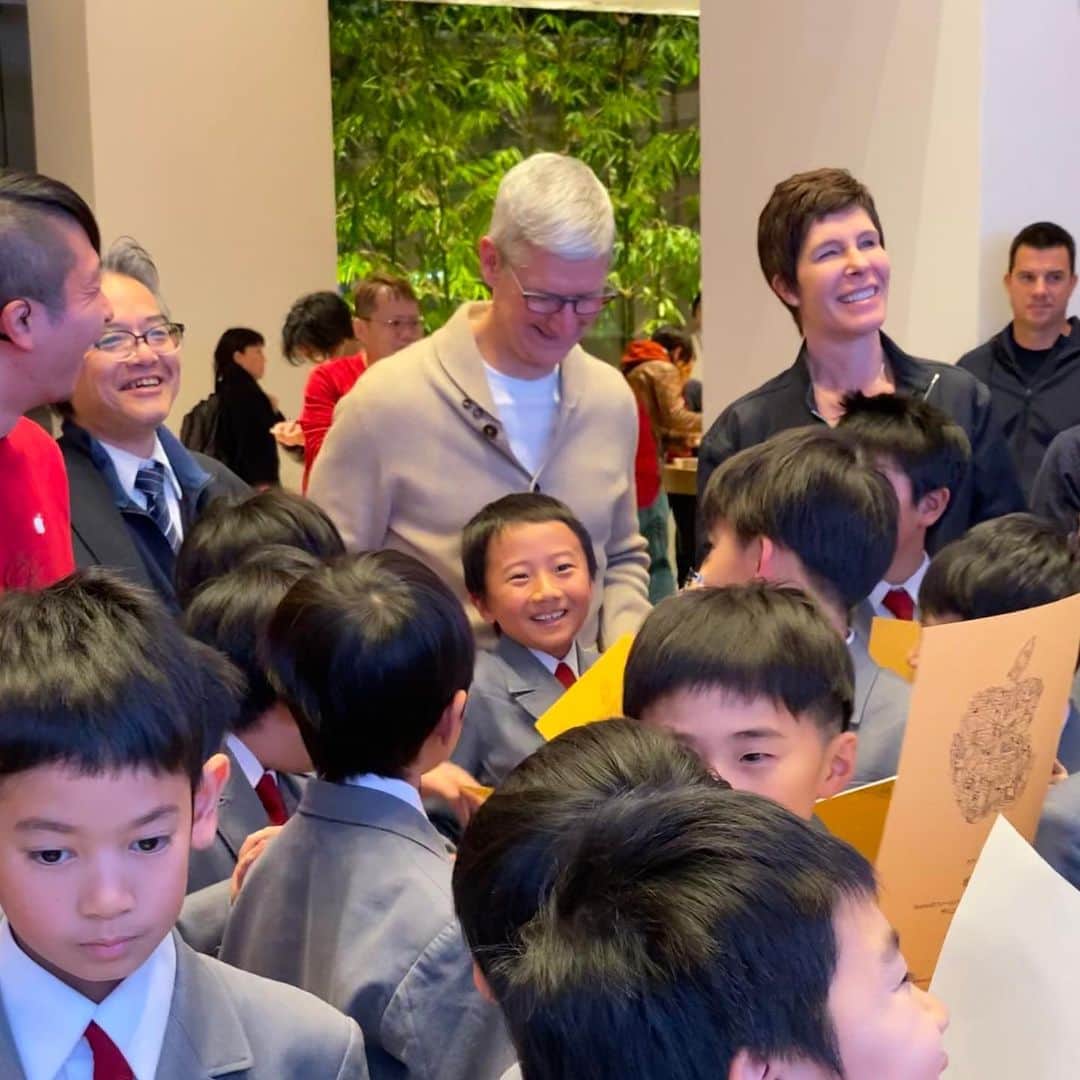 林信行のインスタグラム：「遠足(フィールドトリップ)として #Apple丸の内 を訪れた立教小学校の3年生たち(実は英語の授業で #SwiftPlayground を取り入れるという面白い試みをしている学校です)。 #TodayAtAppleのセッションとしてSwiftPlayground の講義を受けていると、そこにサプライズゲストとしてApple CEO Tim Cookが登場しました。 この後、 #NEWSZERO で紹介されると思います！ 😉」
