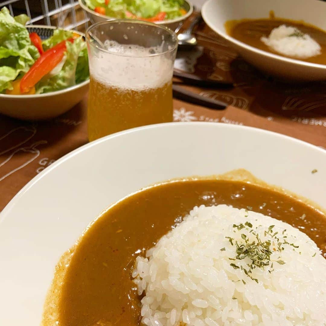 You Iwamotoさんのインスタグラム写真 - (You IwamotoInstagram)「先日のパーティーで頂いたカレーでカレーパーティー！ 自分は地鶏。妻はフグ。息子はアンパンマン。  地鶏はスパイシーで大人の味。フグは潮の香りがすごい。どちらも美味しいー(´∀｀) そしてカレーと一緒に楽しむなら、ビールだよね。休日にピッタリのお品書き。」12月9日 18時54分 - mots