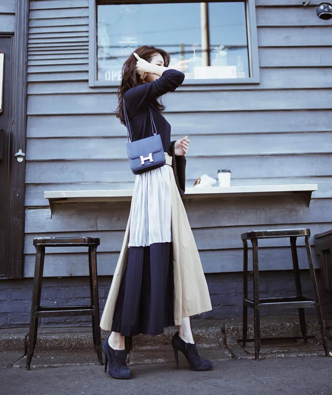 喜田彩子さんのインスタグラム写真 - (喜田彩子Instagram)「﻿ ﻿ 今日はおにゅうのスカート🤤💞﻿ 配色プリーツスカート... @leoryxebloa_official ﻿ ﻿ ﻿ POP UPで一度お買い物してから、見るもの見るもの欲しくなるほど、私のどストライクなSHOP♡﻿ ﻿ 前回お買い物したダルメシアン柄スカートも、お気付きの通り...かなり履いています♩﻿ ﻿ ﻿ このスカートはdesigner @wadaarisa ちゃんのインスタで見て、一目惚れしました🐻💕﻿ ﻿ ３つの素材で構成されているので、動きがあって、カジュアルと女性らしさのバランスが凄く好き♥️﻿ ﻿ ﻿ 前にも書きましたが、私のコーデを好いてくれている方は絶対タイプなSHOPだと思います♩﻿ ﻿ ﻿ スカート以外はいつもな感じ♡﻿ ﻿ ﻿ ﻿ @leoryxebloa_official﻿ #leoryxeblóa #fashion #outfit #ootd #coordinate #simple  #instagood #mamacode #mom  #엄마 #패션 #156センチコーデ #sサイズコーデ #お出かけコーデ #冬コーデ #秋冬コーデ #シンプルコーデ #ファッション #コーディネート #コーデ #ママ #ママコーデ #スカートコーデ #柄スカート #レオリーエブロア﻿ ﻿ ﻿ ﻿ ﻿ ﻿」12月9日 18時54分 - ayacokida