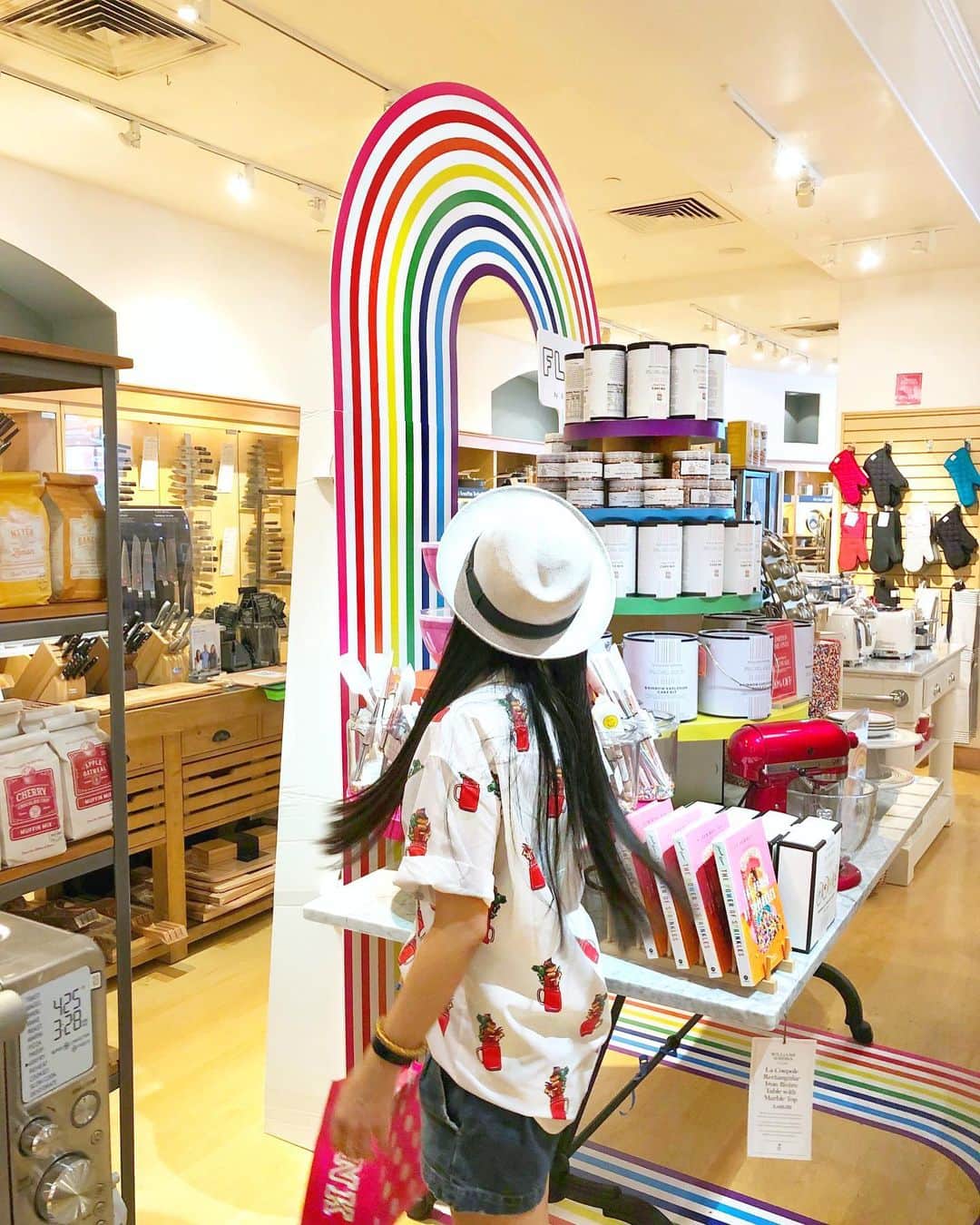 のインスタグラム：「🌈You look happy.﻿ よかったねえ。﻿ 楽しそうにアロハ萌えしてる自分。﻿ ﻿ ここで何を買ったかは、過去のインスタ記事を見ると実はわかるよー。﻿ なんでしょ？﻿ ﻿ #hawaii #oahu #hawaiitrip #hawaii2019 #hawaiistagram #alamoana #alamoanacenter #wiliamssonoma #kitchen #rainbow #アロハ萌え #ハワイ #ハワイ旅 #ハワイグルメ#ウィリアムズソノマ #キッチン用品 #アラモアナ」