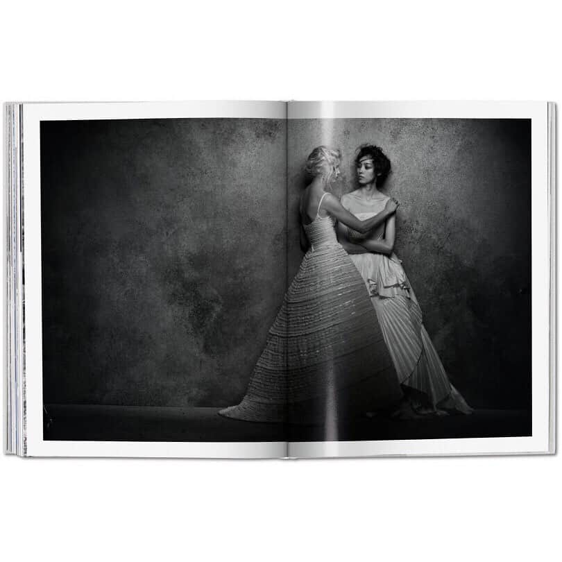 Fashion Headlineさんのインスタグラム写真 - (Fashion HeadlineInstagram)「【ART&CULTURE】 ブックショップShelf(@shelf_bookshop )のレコメンドは、ピーター・リンドバーグが生前最後に残したディオールのための写真集『Dior』。 . @fashionheadlinejpn サイトで公開中✒︎ . @taschen  #shelf #art #photography #peterlindbergh #dior #book #photographer #artist #marioncotillard #charlizetheron #christiandior #mariagraziachiuri #saskiadebrauw #kasenelson #ambervalletta #juangatti #ディオール #ピーターリンドバーグ #クリスチャンディオール」12月9日 18時50分 - fashionheadlinejpn