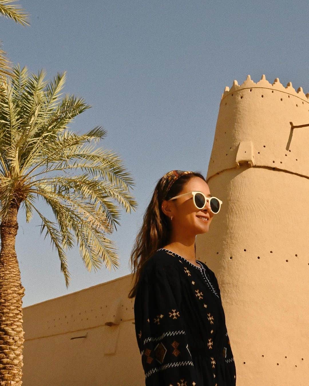 tammychannnさんのインスタグラム写真 - (tammychannnInstagram)「‎𐡗꒢ Went to Masmak Fortress in mid-morning. Loved to see traditional details, door paintings and the patterned inside of the Fort with palm trees growing. Thanks to @saudi_airlines for giving me a chance to come here #WelcomeToArabia #SAUDIA #AD  ㅤㅤㅤㅤㅤㅤㅤㅤㅤㅤㅤㅤㅤ サウジアラビアの首都リヤドにあるマスマクフォートへ。フォート内の細かく施された壁面アートやデザインは、中東の中でもより個性的な印象でした。そして何よりかわいい♡フォート内にあるナツメヤシの木に、この気持ちがいい乾いた空気感。最高です♡」12月9日 18時53分 - tammychannn