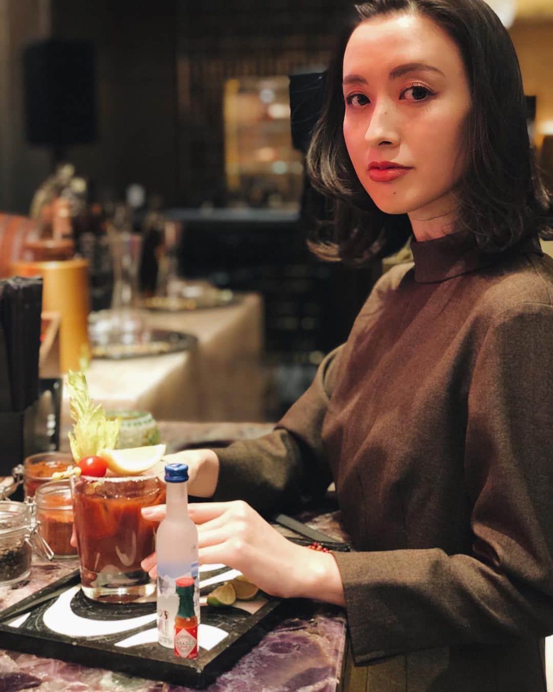 前田紀至子さんのインスタグラム写真 - (前田紀至子Instagram)「今回は美容とホテルホッピングをメインにした、THE女子旅。  それゆえにトリートメントに続き、カクテル&ディナーもザ・セントレジス・マカオをセレクト。 マカオはホテルが比較的お値頃なので、「思い切ってホテルで贅沢」が叶うのは、大変な魅力だと思います。  セントレジスを代表するカクテルといえば、ブラッディマリーですが、こちらのホテルのオリジナルブラッディマリーは“Maria do Leste”というもの。  ポルトガルはじめ各国からのスパイスやライム等のエッセンスを加えて作り上げたユニークな一品。 尚且つ自分でタバスコやウォッカの量を自分で調整出来るのも嬉しかったな。  その後のディナーもマカオらしい海を讃えるメニューの数々に舌鼓。  この先もずっと忘れないであろう、煌めく夜となりました。 #マカオ#アンバサダー#楽しさがとまらないマカオ#前田紀至子世界の旅#ルジュールきしこ @macao_japan」12月9日 19時03分 - ki45m