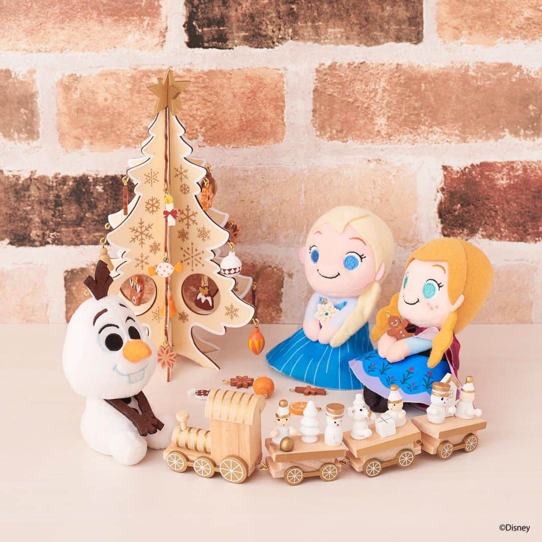 ちょっこりさん【公式】のインスタグラム：「#20191209 * オラフとアナとエルサ、 そろそろクリスマスの準備を始めたみたい♪ * #ちょっこりさん #ディズニー#ディズニーグッズ #ぬい撮り#ぬいぐるみ #chokkorisan#disney #takaratomyarts #ぬいぐるみと撮り隊 #disney写真部 #ディズニーグッズ #ちょっこりさん好きな人とつながりたい」