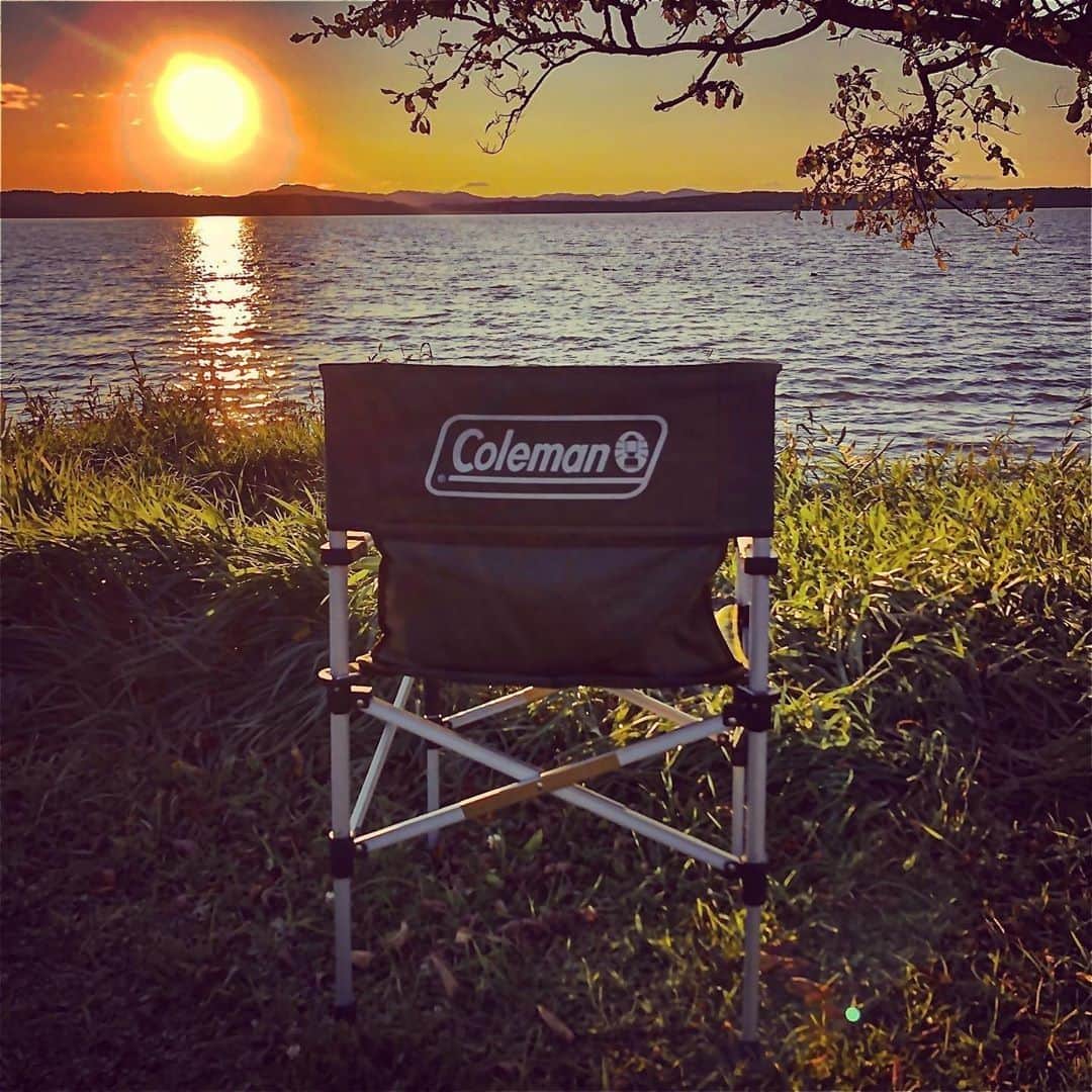Coleman Japanのインスタグラム：「特等席でゆっくり沈んでいく夕陽🌅 を独占❗️ #絶景キャンプ ・ 📷：@akira_sapporo さん 素敵なお写真ありがとうございました ・ ・ ※※※※※※※※※※※※※※※※※※※※※※※※ 🏆#私のベストギア 募集🏆 ・ キャンプ場で大活躍したあのギアや、お気に入りのキャンプグッズを #私のコールマン と #私のベストギア をつけて教えてください。 ・ 抽選で1名様に「#令和ランタン（286A）」をプレゼント🎁 ・ 〆切：12/22まで ※当選はDMでお知らせ ※※※※※※※※※※※※※※※※※※※※※※※※ ・ ・ ・ #灯そうColeman #灯そうコールマン #灯そう #Coleman #コールマン #Outdoor #アウトドア #Outdoorchair #アウトドアチェア #コールマンチェア #チェアリング #ツーウェイキャプテンチェア」