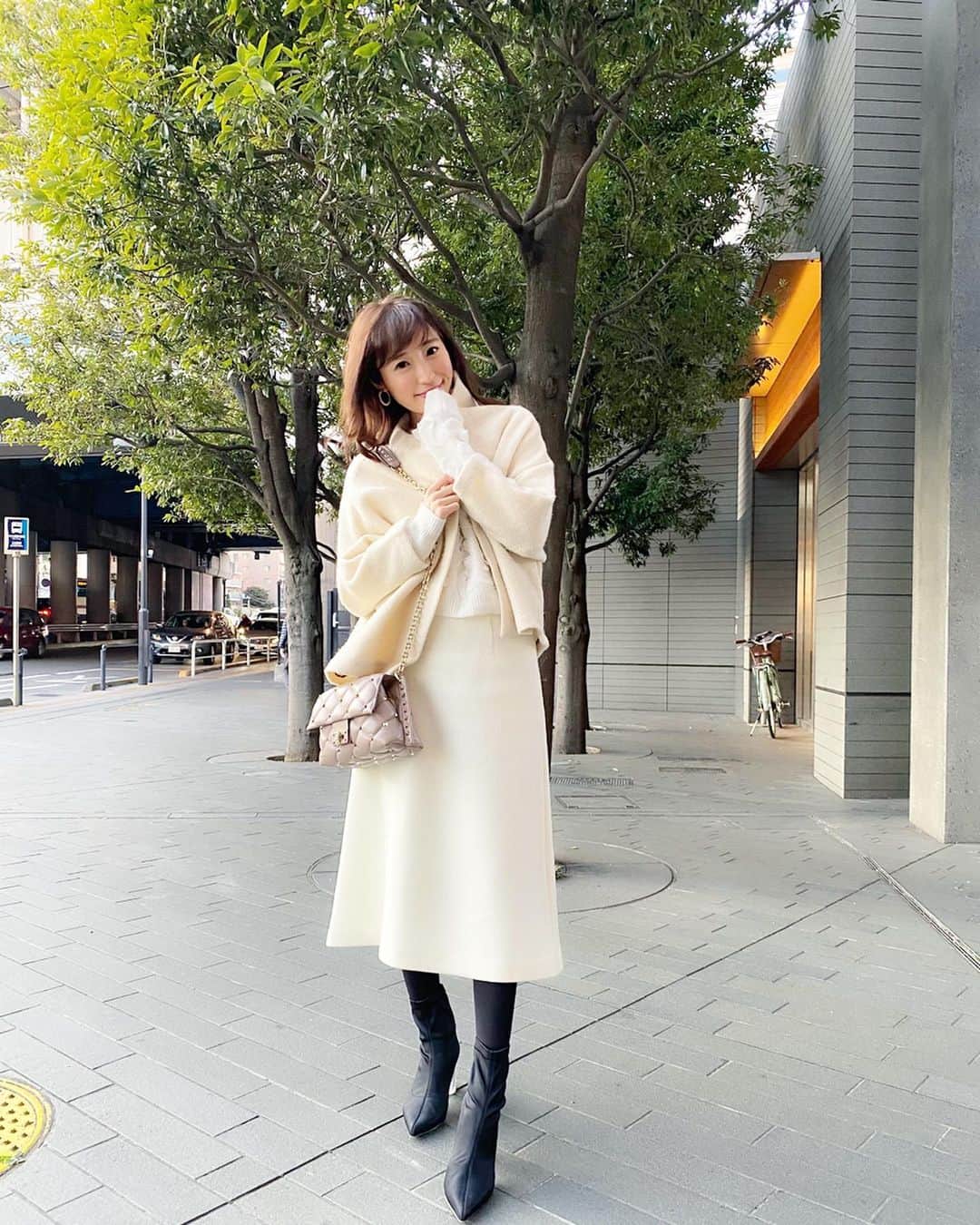 小林真由のインスタグラム：「⋆﻿ ⋆﻿ 白×白。﻿ 永遠に好きな組み合わせ💭﻿ ﻿ ネットで見つけたウールのスカート、﻿ 肌触りも良くて気持ち良い🎄❣️﻿ Aラインのシンプルなスカートが使いやすくて﻿ この冬よく履いてます🐰﻿ 他の色も悩み中👗💕 ﻿ tops: #zara﻿ skirt: #maronenonfee  outer: #paulsmith  bag: #maisonvalentino﻿ boots: #tsurubymarikooikawa ﻿ ﻿ #ファッション #コーデ #ママコーデ #冬服ママライフ #コーディネート #ポールスミス #ヴァレンティノ #ツルバイマリコオイカワ #ザラ #マーロンエノンフィ # #coordinate #fashion」