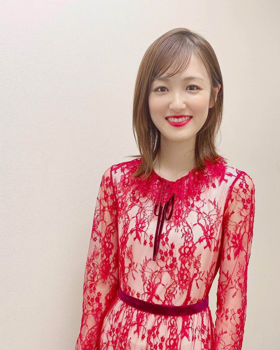 大後寿々花さんのインスタグラム写真 - (大後寿々花Instagram)「今回の舞台挨拶の衣装は赤でした☺️💐 東京国際映画祭の時にこのドレスも着たくて忘れられなかったので今回選びました🥰大満足です〜💕 #隠れビッチやってました #垂れ目が疲れてさらに垂れ目」12月9日 19時00分 - suzuka_ohgo