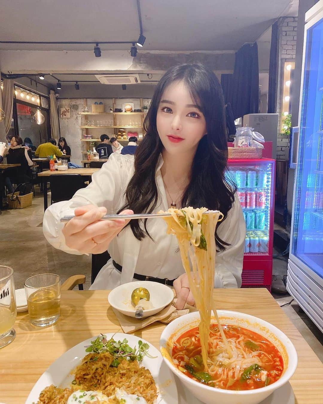 ダユンさんのインスタグラム写真 - (ダユンInstagram)「성수동에는 골목골목 힙하고 아기자기하고 예쁜 맛집이며  카페가 진짜 많더라구요 #블루보틀 갔다가  여기서 쌀국수랑 볶음밥 먹으면 그날 코스 끝 🐷❤️ . . #포맨스 #쌀국수  #서울숲맛집 #뚝섬맛집 #서울숲쌀국수 #성수동_포맨스」12月9日 19時01分 - 2__yun__2