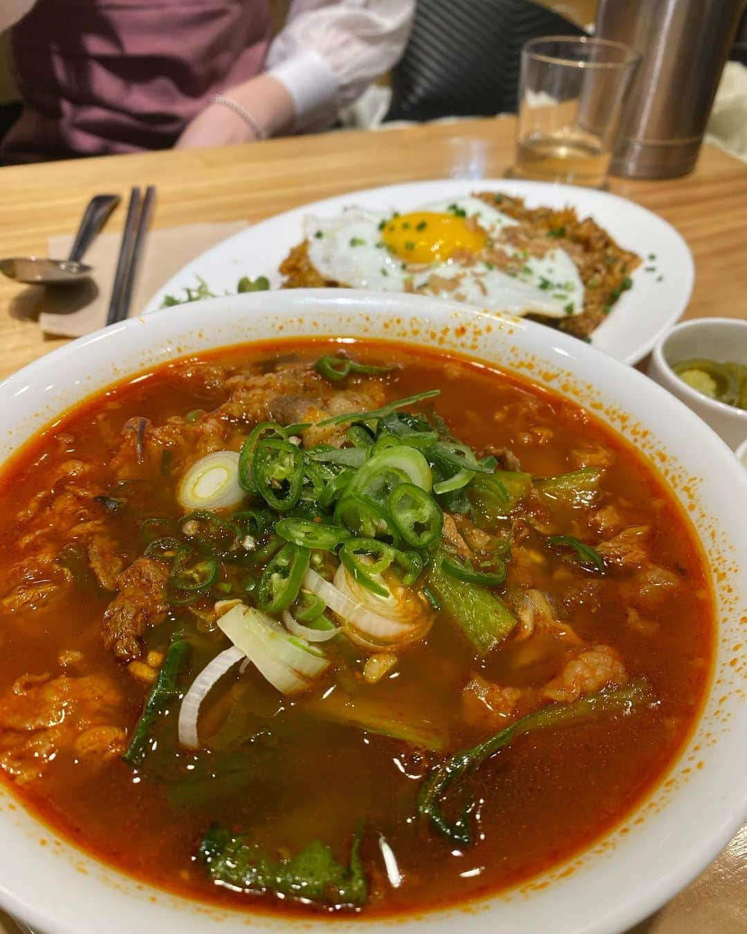 ダユンさんのインスタグラム写真 - (ダユンInstagram)「성수동에는 골목골목 힙하고 아기자기하고 예쁜 맛집이며  카페가 진짜 많더라구요 #블루보틀 갔다가  여기서 쌀국수랑 볶음밥 먹으면 그날 코스 끝 🐷❤️ . . #포맨스 #쌀국수  #서울숲맛집 #뚝섬맛집 #서울숲쌀국수 #성수동_포맨스」12月9日 19時01分 - 2__yun__2