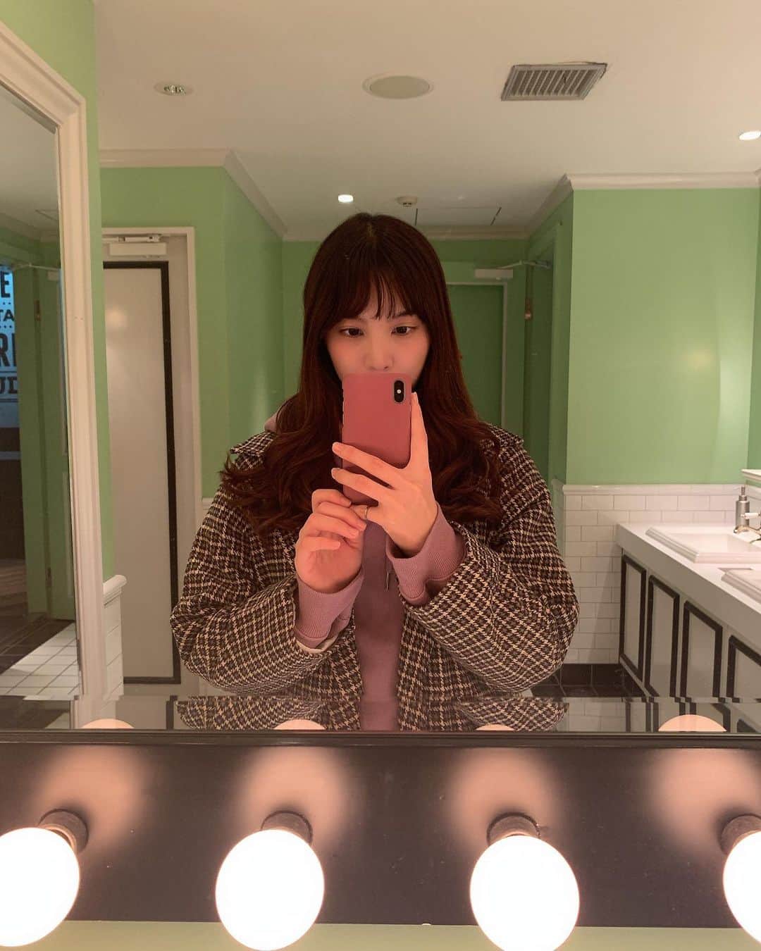 津島衣里さんのインスタグラム写真 - (津島衣里Instagram)「最近お気に入りのチェックのコート🧥 この写真、まさかの同じ日の同じ時間帯に、 かなひょんも全く同じ場所で同じ形で写真撮って載せてて すぐLINEした🤳🏻笑。以心伝心💖ふふ #7things #チェック #コート #coat」12月9日 19時01分 - eritsushima_official