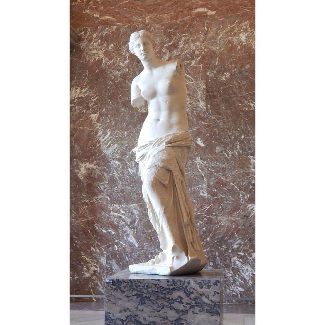 のインスタグラム：「Musée du Louvre 'Venus de Milo' #museedulouvre #musee #paris #venus #venusdemilo #inspiration #design #fashion」
