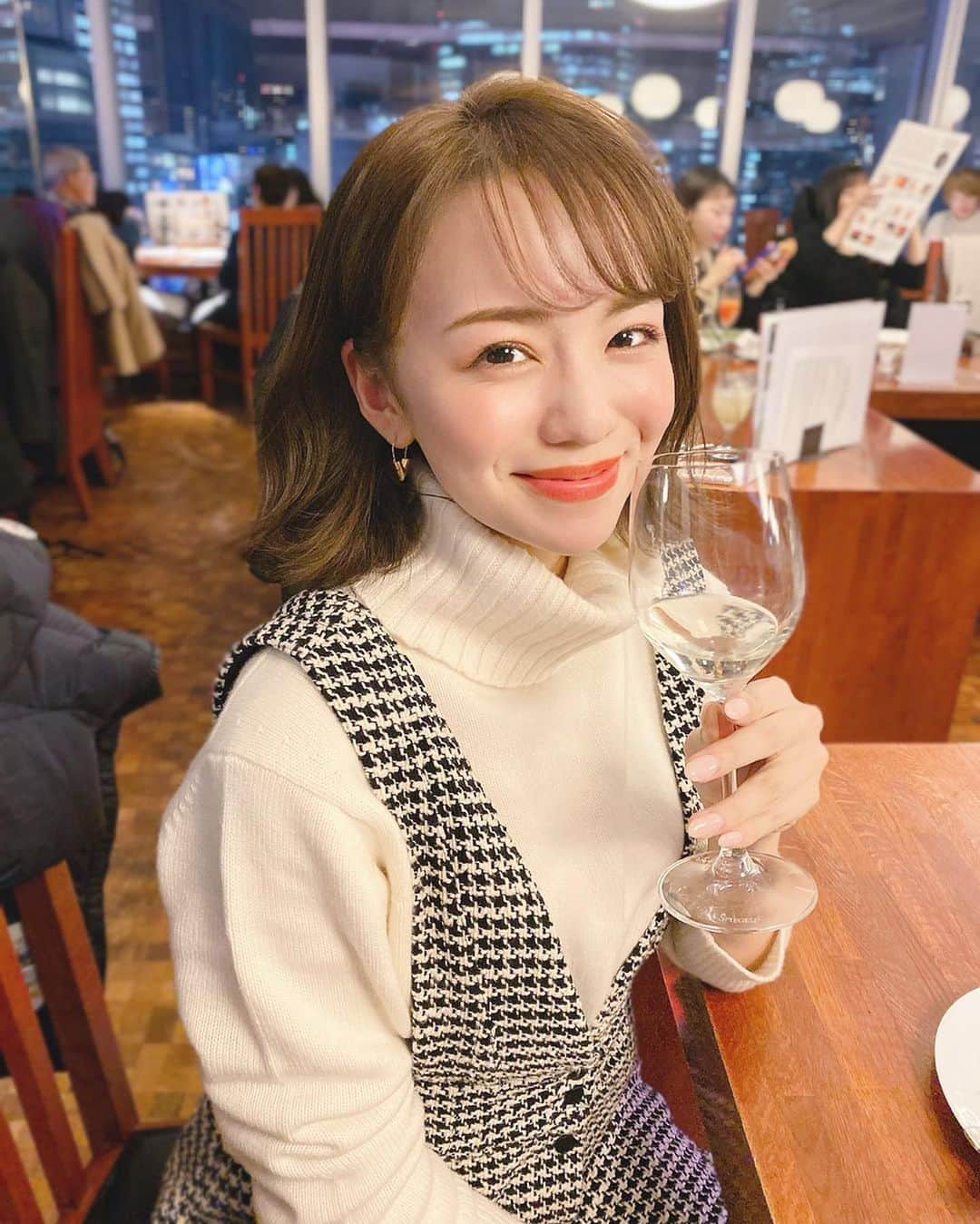 黒田真友香さんのインスタグラム写真 - (黒田真友香Instagram)「イタリアンディナー🍽🍕 ちょっと前はピザ大好き人間で 一人で丸一枚食べたりしょっちゅうイタリアン行ってたけど、最近は体のことも考えて和食多めにしてたから 久しぶりに🥺笑  コーディネートは全てタグ付けしてます🏷」12月9日 19時04分 - kurodamayukaxx