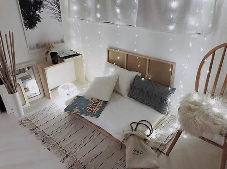 Locariのインスタグラム：「【お部屋もワントーンに♡オシャレさんの「白い部屋」見せて！】 ぜひ記事をチェックしてみてください✨ phot by @etoile_mu  さん . . #インテリア #ナチュラルインテリア #インテリア雑貨 #北欧インテリア #インテリアデザイン #クリスマスインテリア #オシャレインテリア #インテリア好きな人と繋がりたい #インテリア好き #シンプルインテリア #ホワイトインテリア #モノトーンインテリア」