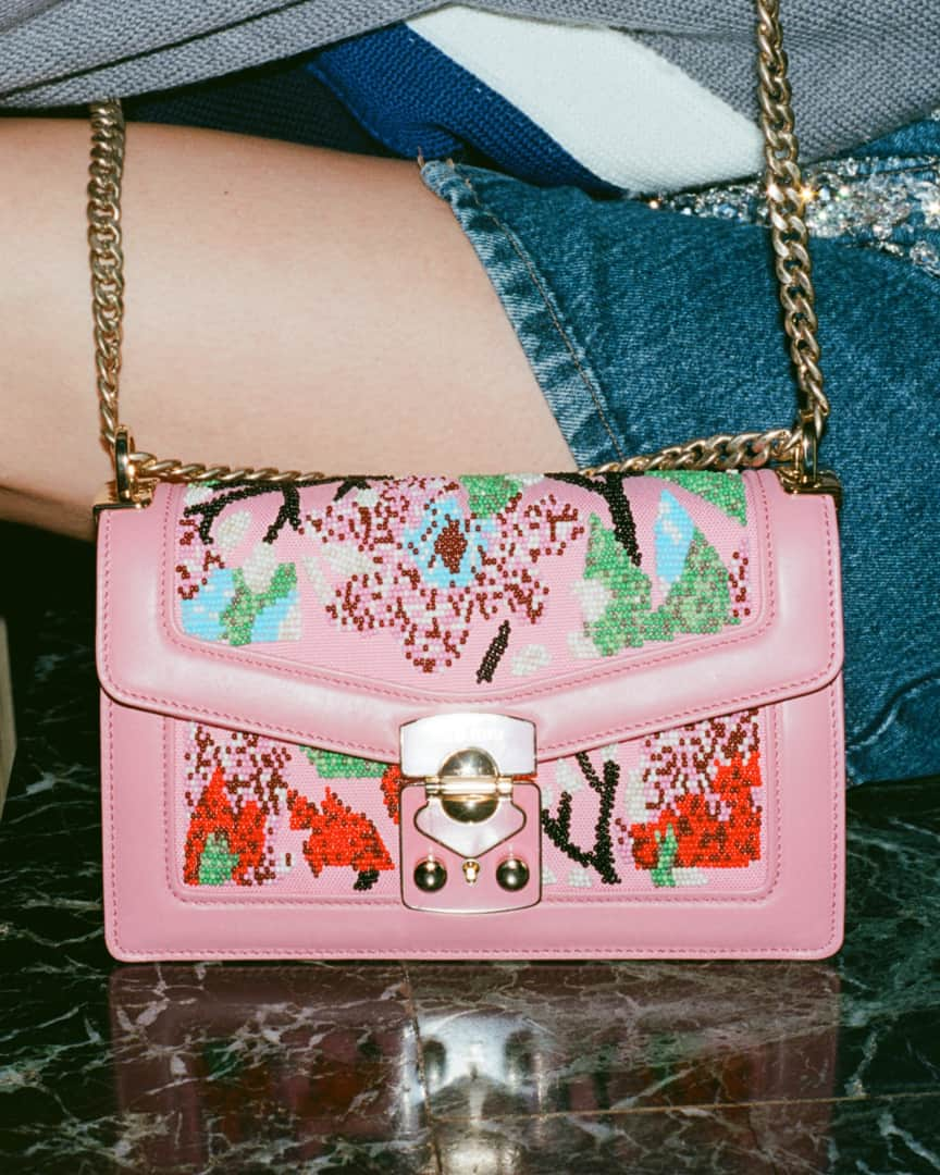 Miu Miuさんのインスタグラム写真 - (Miu MiuInstagram)「A #MiuMiuConfidential to celebrate the festive season.⁣ ⁣  Explore the special bag selection ⁣ via link in bio.⁣ ⁣  Art Direction by @jbtalbourdet & @loljacobs. Photography by @Chris.Rhodes Styling by @UrsinaGysi⁣ ⁣  #MiuMiuHolidaySpirit」12月9日 19時30分 - miumiu