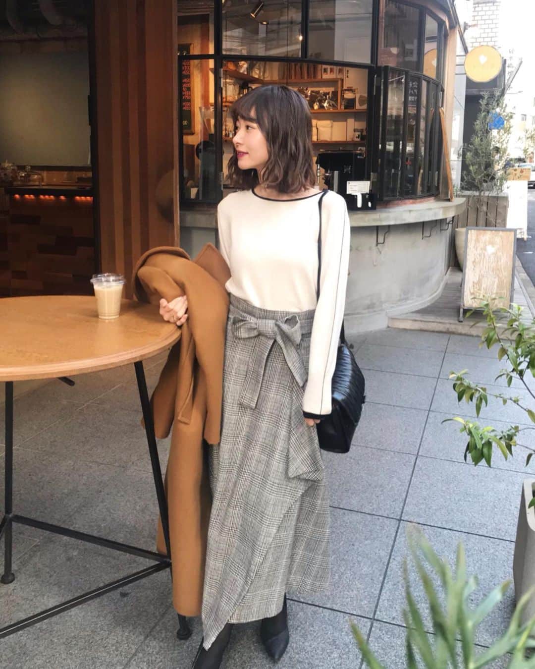 西川瑞希（みずきてぃ）さんのインスタグラム写真 - (西川瑞希（みずきてぃ）Instagram)「@cheriemona_official のミーティングコーデ…❤︎❤︎❤︎ スカートは新作のもの。冬チェックやっぱりかわいいな、深みレッドカラーもあります// . 少しハイウエストなのでトップスインしてリボンをつければスタイルアップも、リボンを外してアウトすればゆるコーデも！綺麗も、カジュアルもたのしめるスカートです✨ . #明日 #12月10日 #18時 #発売 . #cheriemona #冬コーデ #チェックスカート #きれいめコーデ #きれいめカジュアル」12月9日 19時22分 - mizuki_nishikawa_