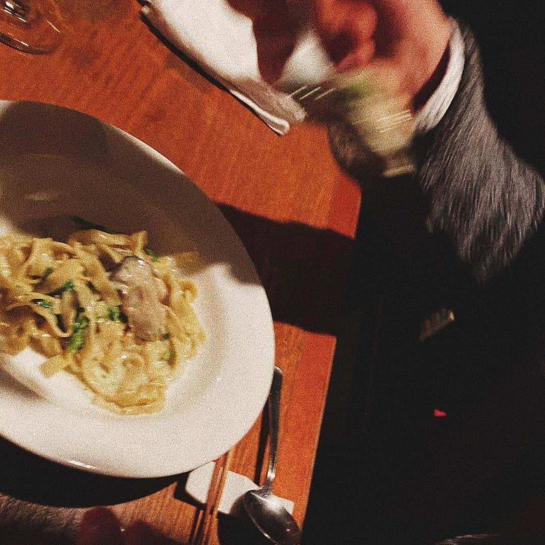 JUNNAさんのインスタグラム写真 - (JUNNAInstagram)「美味しいパスタが食べたくて...🍝☺️ イタリア旅から戻られた佐々木さんご夫婦の営む オステリア エンメ さんへ🇮🇹 @osteria__m 今宵もカウンター越しの世界にワクワク。  時折り教えていただく食材のお話しや、 調理の工程に"わ〜。" と小さな歓声をあげながら... ペロリと完食。  こんなに美味しいカラスミはじめて。 サックサクの甘鯛の鱗焼き。 濃厚な牡蠣のパスタもカラスミのパスタにも大満足😋  来年はイタリア食🇮🇹旅がしたい✈️ ・ ・ 最後は前回いただいて虜になったアップパイを... そして既に恋しい...🍎 ・ ・ ・ ごちそうさまでした🙏  #junna🥂#osteriaM#オステリアエンメ#イタリアン」12月9日 19時22分 - junna