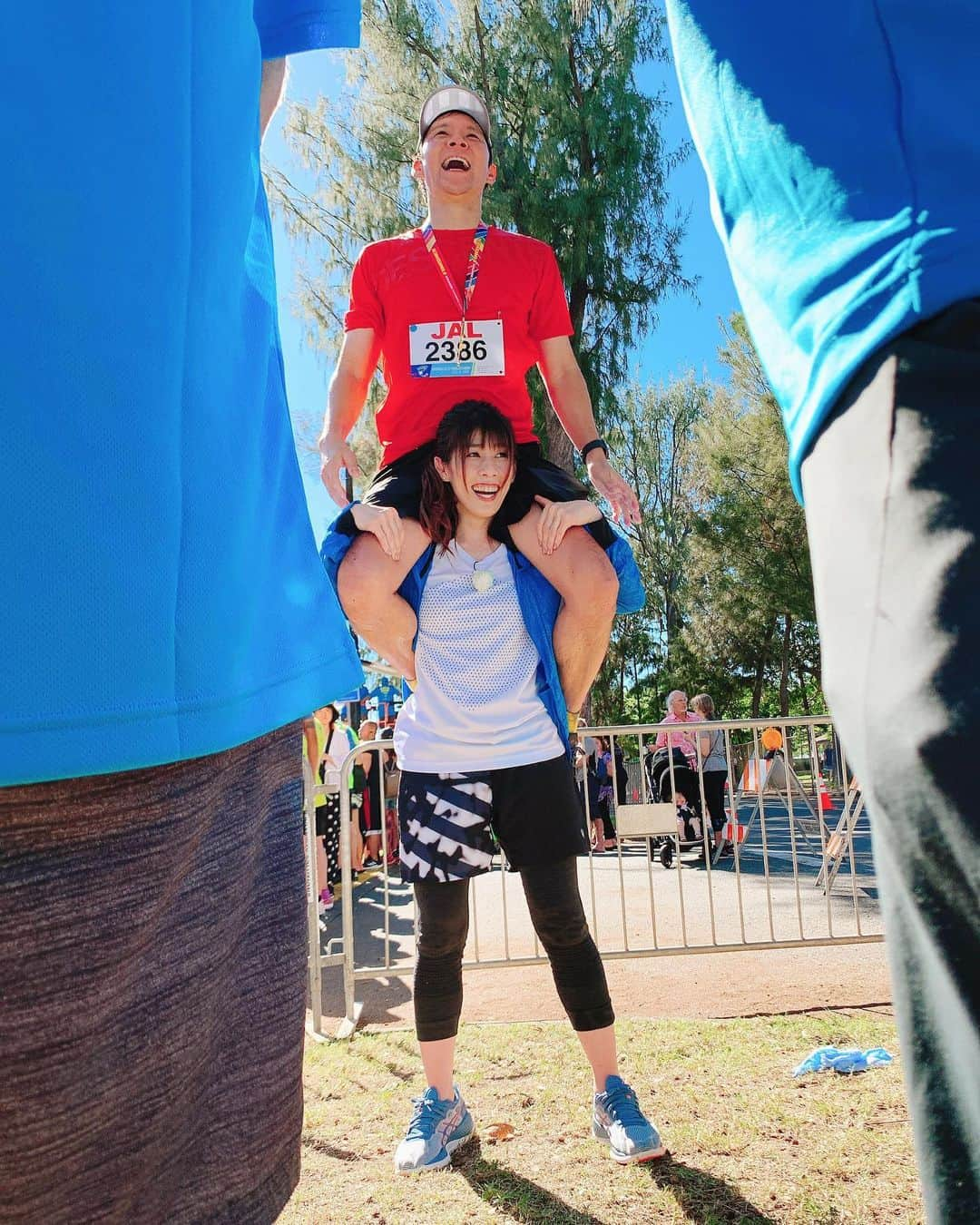 吉田沙保里さんのインスタグラム写真 - (吉田沙保里Instagram)「初めてのホノルルマラソン🏃‍♀️💨 3万人のランナーのチャレンジを全力で応援しました😊👍 そして、応援する側の気持ちをあらためて実感する事ができました😆 完走したみなさん、本当おめでとうございます。 大会の様子は来月TBSで放送されます！ またお知らせしますね〜😊 渡部さん、祐奈ちゃん、日比アナ、完走お疲れ様でした！ そして、感動をありがとうございます❗️ #ホノルルマラソン #渡部健 さん #平祐奈 さん #日比麻音子 アナウンサー」12月9日 19時25分 - saori___yoshida