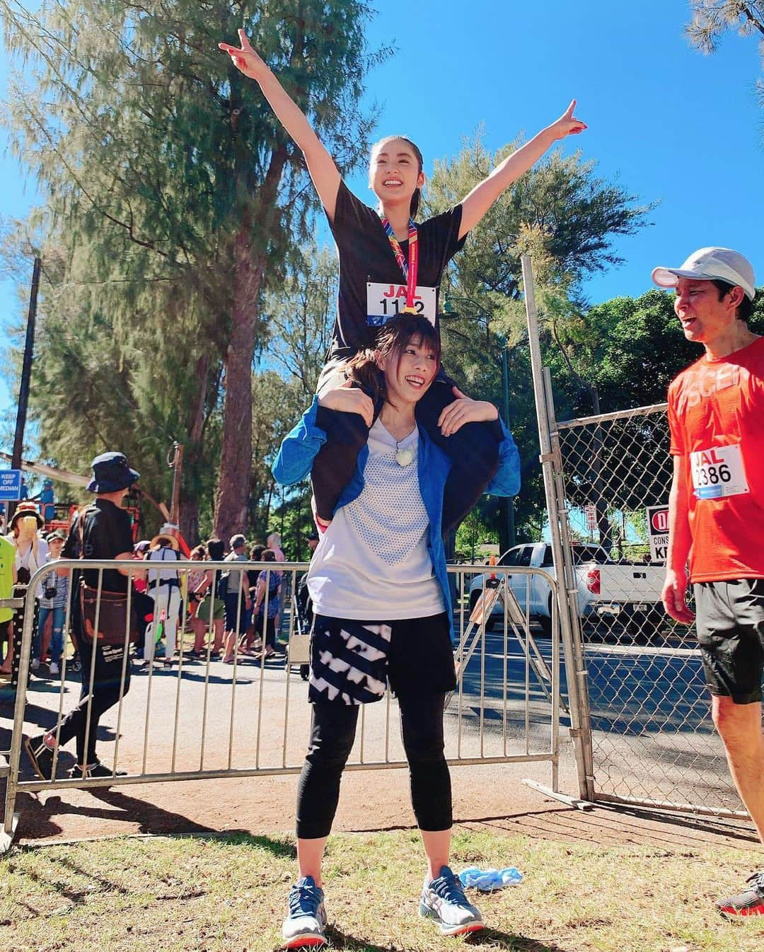 吉田沙保里さんのインスタグラム写真 - (吉田沙保里Instagram)「初めてのホノルルマラソン🏃‍♀️💨 3万人のランナーのチャレンジを全力で応援しました😊👍 そして、応援する側の気持ちをあらためて実感する事ができました😆 完走したみなさん、本当おめでとうございます。 大会の様子は来月TBSで放送されます！ またお知らせしますね〜😊 渡部さん、祐奈ちゃん、日比アナ、完走お疲れ様でした！ そして、感動をありがとうございます❗️ #ホノルルマラソン #渡部健 さん #平祐奈 さん #日比麻音子 アナウンサー」12月9日 19時25分 - saori___yoshida