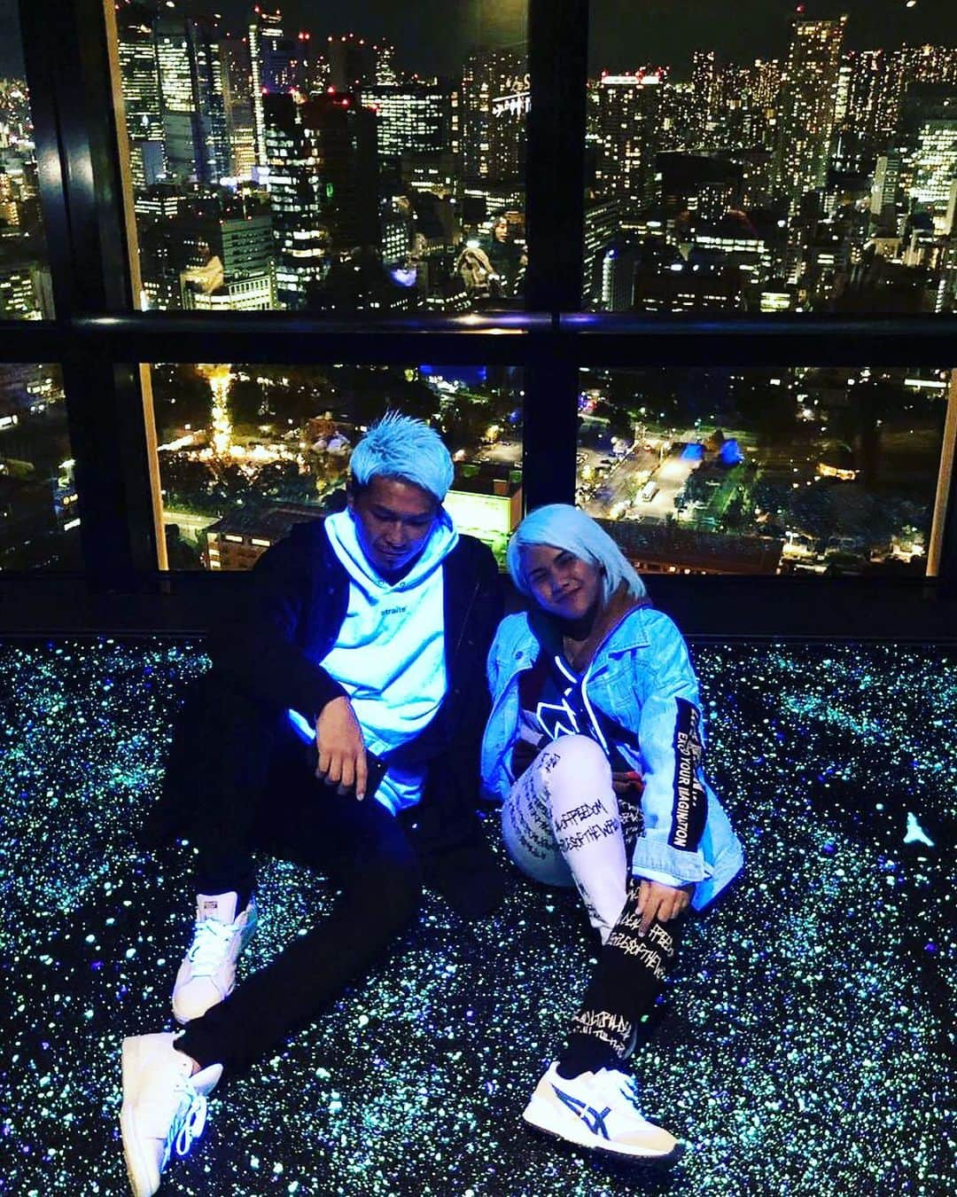 DJ ACEさんのインスタグラム写真 - (DJ ACEInstagram)「👨‍🦳👩‍🦳 #髪の色がすごい #BlackLight #WhiteHair #tokyotower」12月9日 19時32分 - ace1djace