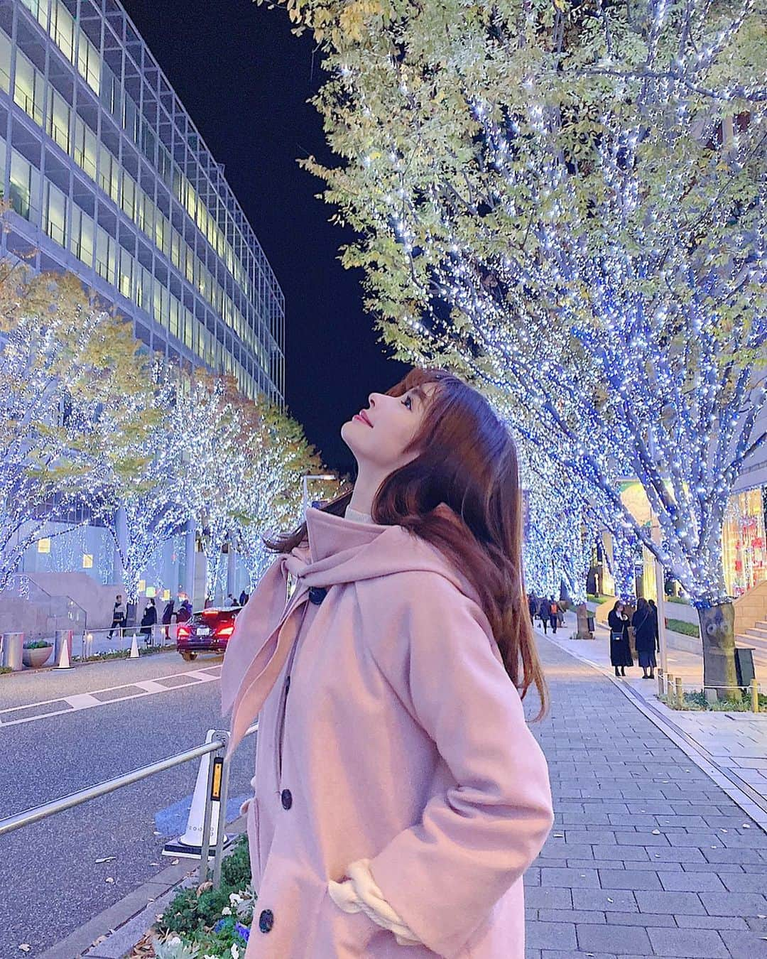 得あゆさんのインスタグラム写真 - (得あゆInstagram)「六本木のイルミネーション一番好き💙❄️ 初めて東京来た時を思い出す場所💘 ・ ・ ・ ・ ・ ・ ・ ・ ・ ・ #イルミネーション#けやき坂#六本木#お買い物#映画館#映画#アナ雪#アナ雪2#アナと雪の女王#ディズニー#ブルー#コート#ピンク#散歩#デート#カップル#東京#東京イルミネーション#ニット#インスタ映え#カメラ女子#クリスマス#クリスマスプレゼント#クリスマスツリー#illumination#christmas#knit#disney#japanesegirl#coat」12月9日 19時43分 - tokuayu819