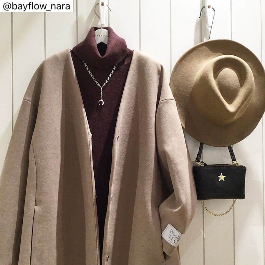 のインスタグラム：「BAYFLOW（2F）ならファミリー店 . 【New Arrival】 . 肌触り抜群のニットワンピと ロング丈vネックコートのコーデを ご紹介致します💁🏼 . きちんと感のあるロング丈のタートルネックワンピは 上からコートを着てもモタつかないサイジングと タテ長効果を生む着丈👌 またタートルと相性の良いノーカラーコートは Vネックが大きく開いているため お顔周りをスッキリ見せてくれます☺️✨ . ぜひチェックしてみてください🌈 . ▶︎ インスピレーションニット タートルネックワンピース ¥6,900+tax . ▶︎Vネックロングコート ¥9,800+tax . . . #bayflow #autumn #winter #ootd #colorful #aloha #fakefur #fashion #snap #coordinate #surf #beach #ベイフロー #ファッション #デニム #奈良 #ならファミリー #西海岸スタイル #西海岸 #サーフ #コーディネート  #置き画倶楽部 #ブルゾン #今日の服 #今日のコーデ #海を感じるインテリア #ならファグラム」
