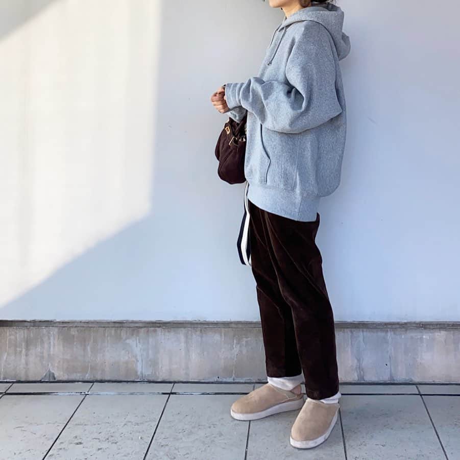 のインスタグラム：「⠀ ⠀ GUのメンズスウェットに UNIQLOのメンズパンツ メンズのゆるっとが好きな人𓀠 ⠀ ほんのり裏起毛のスウェット もっと寒くなったら タートルニット重ねて 真冬も着られるわー𓂬 ⠀ #gu_for_all#GUstyle#gupr#GU #メンズスウェット#ヘビーウェイトビックスウェットPK#スウェットコーデ#スウェットパーカー#スウェット ⠀」
