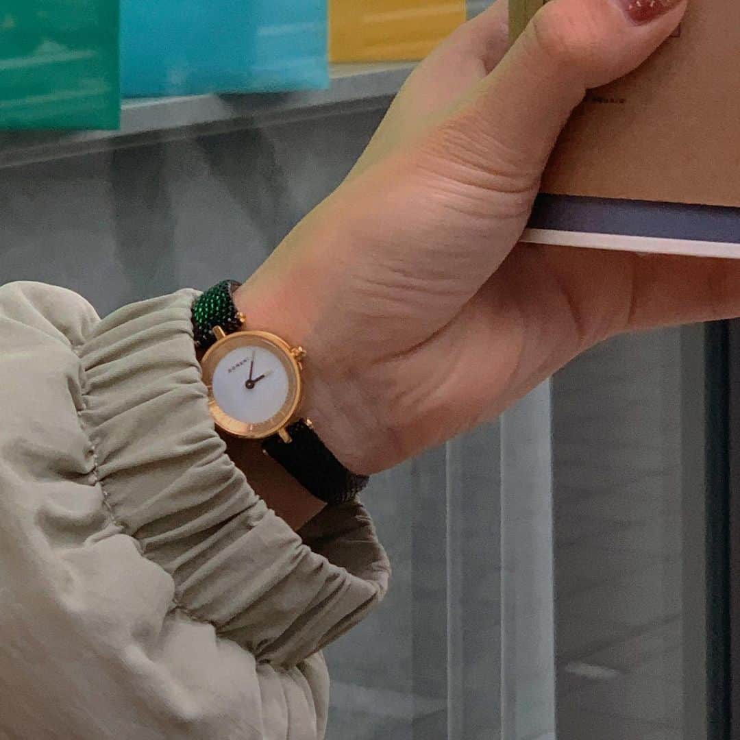 山本 絵里加さんのインスタグラム写真 - (山本 絵里加Instagram)「_ 身に付けるアクセサリーは華奢で女性らしいものが最近すきなので時計も新調しました❤︎細いベルトのものは持ってなかったので。カジュアルな服と合わせたときのバランスがすごくお気に入りです。  sponsored by H°M'S" WatchStore ❤️ @hms_watchstore #domenicompany #ドメニコー」12月9日 19時49分 - ___erika___y