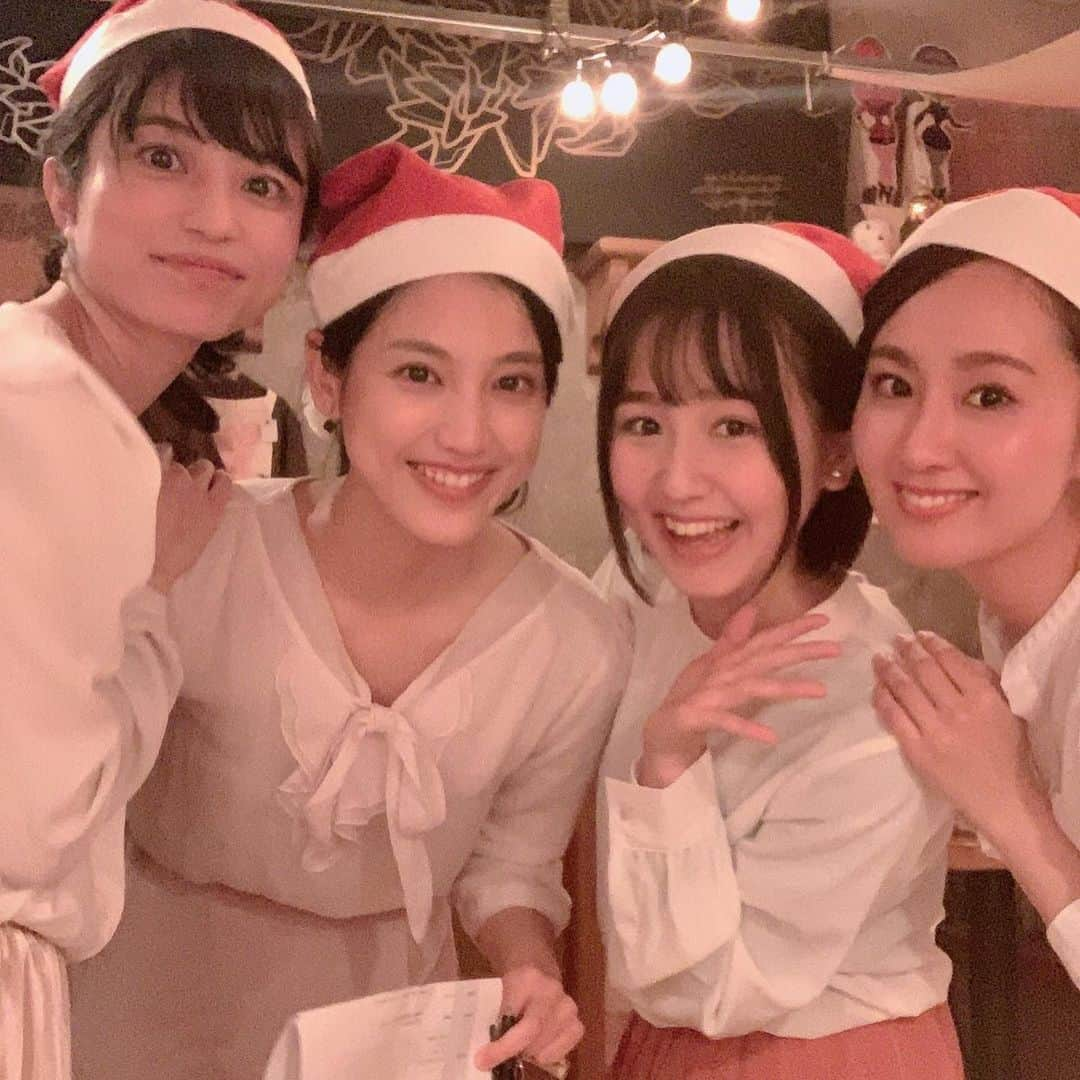 今泉マヤさんのインスタグラム写真 - (今泉マヤInstagram)「. 先日は事務所のクリスマス会🎄 みんなで歌って踊ってちょっとお芝居もして楽しい時間☺️ なにより、子役のかたたちのパフォーマンスが最高でした❣️ 使わせてもらったカフェも絵がたっぷりでステキ空間だったので 今度行ってみよ〜と思います☺️✨ #マリアクレイス」12月9日 19時51分 - maya.imaizumi