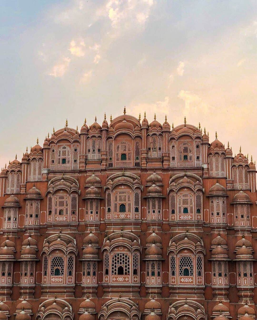 キャセイパシフィック航空さんのインスタグラム写真 - (キャセイパシフィック航空Instagram)「December through February is the best time to visit #Jaipur thanks to cooler, drier weather. If you’re heading there this month, make time to immerse yourself in the magic of Hawa Mahal. Can you guess when it was built?  每逢12月至3月，#齋浦爾 的天氣格外清爽怡人，所以亦成為當地的旅遊旺季。如果你正計劃到訪當地的話，不妨前往風之宮殿一睹獨特的建築風格。大家猜一猜這座宏偉的地標是於哪年建成呢？  Credit: @jamie_dowell」12月9日 19時52分 - cathaypacific