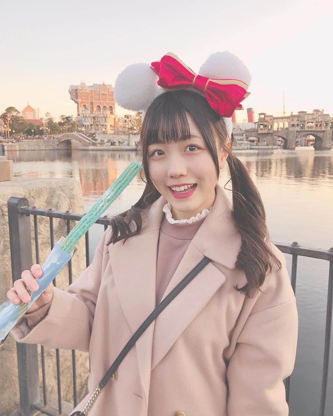 のインスタグラム：「🕊 不思議な色のチュロス❕❄️ パイナップル味で甘酸っぱくて美味しかった〜 . ディズニーのチュロスってなぜか行く度食べちゃう！ みんなもわかる 〜〜？笑 . . . #ディズニーシー #ディズニー #disneysea #tokyodisneysea #disney #チュロス」