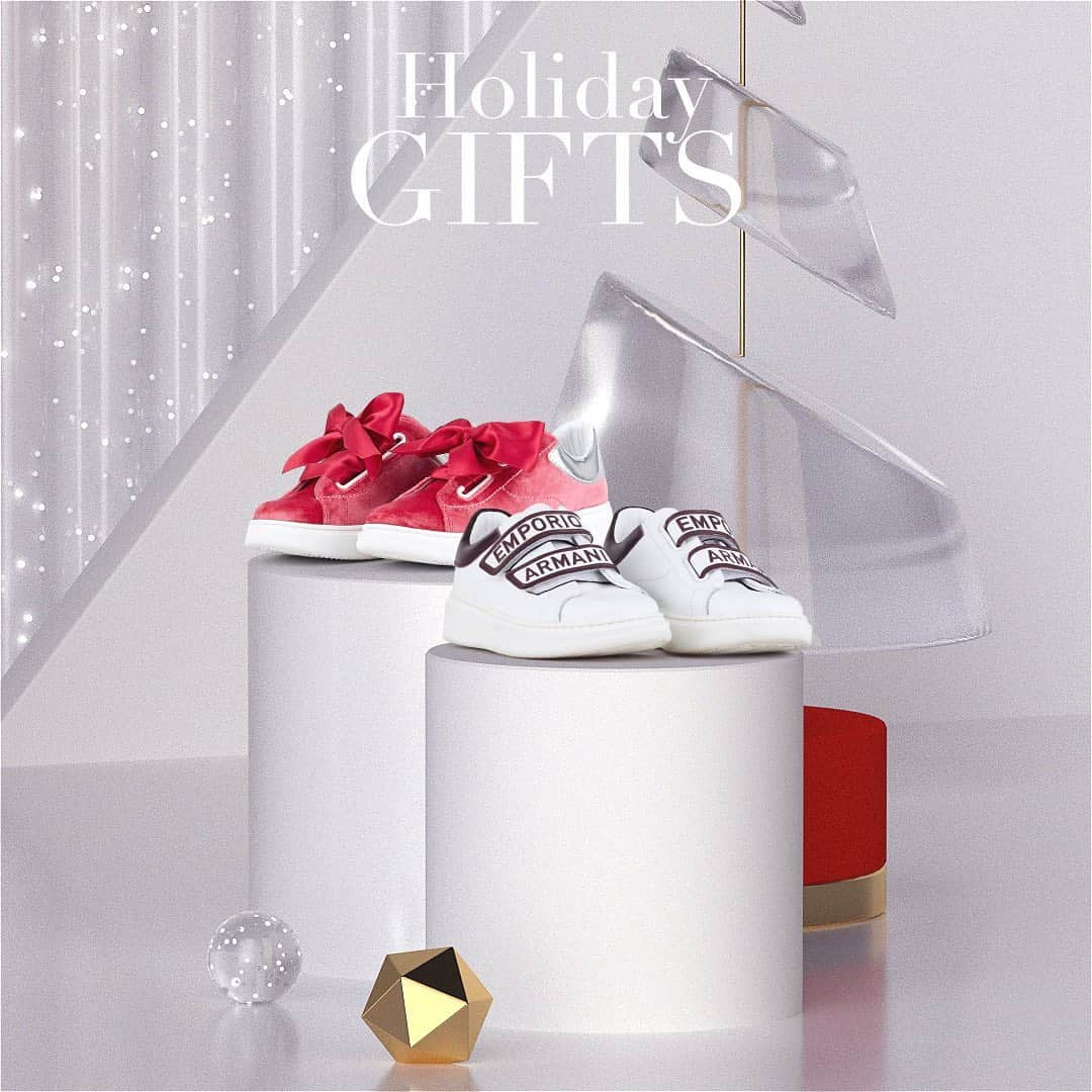 Armani Officialさんのインスタグラム写真 - (Armani OfficialInstagram)「Holiday gifts for the little ones, versatile and adorable #EmporioArmaniJunior sneakers for little boys and little girls Shop the #ArmaniGift guide at the link in bio」12月9日 19時58分 - emporioarmani