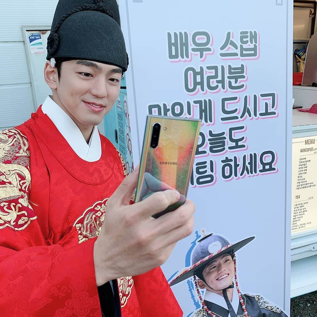 キム・ミンギュのインスタグラム：「커피차와서 신난 경이😄」