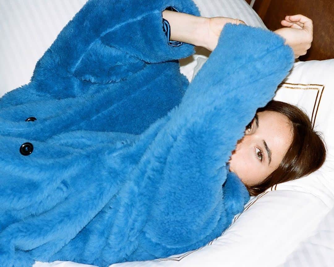 マックスマーラさんのインスタグラム写真 - (マックスマーラInstagram)「Cozy chic. The iconic #MaxMaraTeddyBear coat in royal blue is worn by @lenalademann for @achtungmode magazine.  #MaxMara #FW19 #MaxMaraEditorials  Photographer: @inaniehoff」12月9日 20時06分 - maxmara