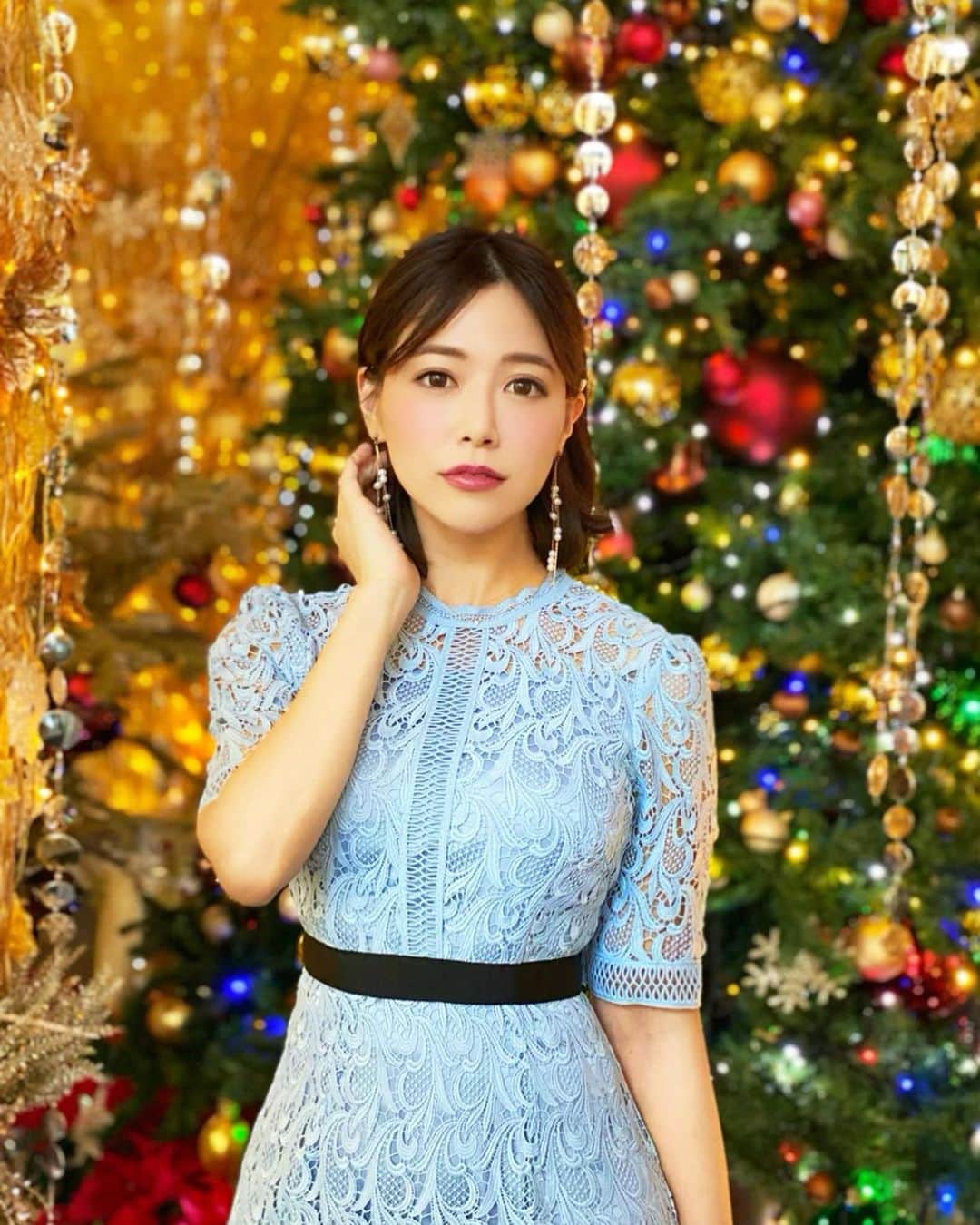 のインスタグラム：「こんばんは🎄🎅 . 今夜はクリスマス投稿✨🎄 . インスタで見ててずっと撮りたかったグランドハイアットのロビーにて🥺🎄❤️本当にきれいだった～✨✨ . まさにインスタ映え空間🥺❤️ . 昨日のアナ雪コーデのコートの下に着用していたドレスは @celford_official のものです👗❤️ これも @stylevoice_official 限定サックスカラー✨✨まさにエルサワンピース 👸💕 、 きれいな水色のレースが大人っぽくて、これからホテルディナーやアフタヌーンティーにぴったり🥺❤️ . セルフォードのワンピは質もしっかりしてるし、長年着られるデザインが多いので万能🥺✨✨ . 今日もお疲れ様でした😊 . #chiristmas #xmas #クリスマスデート #クリスマスツリー #ファッション #ドレス #stylevoice #スタイルヴォイス #スタボ #セルフォード #celford #クリスマスコーデ #グランドハイアット #fashion #クリスマス #イルミネーション #ライトアップ #お呼ばれドレス #アフタヌーンティー #ドレスアップ #afternoontea #アナ雪 #アナ雪2 #エルサ #アナ雪仮装 #frozen #frozen2 #grandhyatt #りなまるコーデ #りなまるメイク」