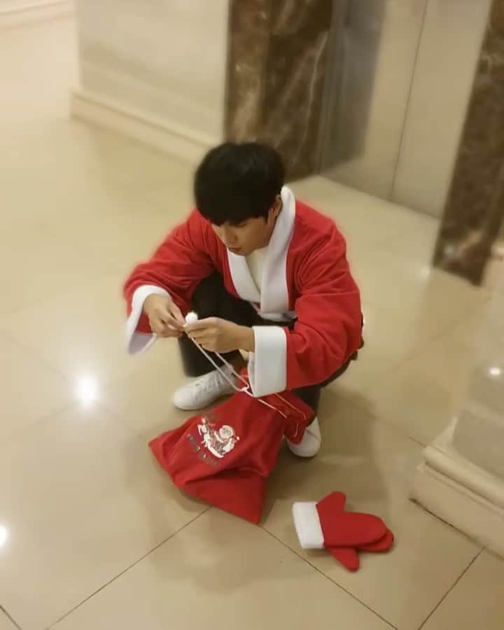 イ・サンヨプのインスタグラム：「울 남길이형의 우주최강쇼를 위해서라면 산타상엽쯤이야 #쭈구리 나도 내년엔 우주꾹꾹쇼라도 해야겠어요.」