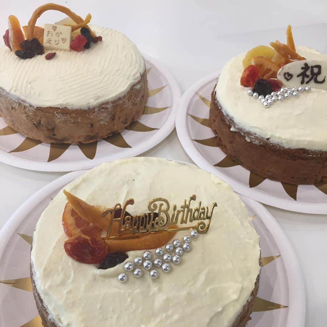 知念芽衣さんのインスタグラム写真 - (知念芽衣Instagram)「ケーキ３つ、作りました❤️ Happy birthday は妹用🎂 祝 は姉用㊗️ おかえりは夫用🧔🇨🇦 焼いたのは母 😅 私はデコレーション担当です。  #人参ケーキ #キャロットケーキ #バースデーケーキ  #バースデーケーキ手作り」12月9日 20時08分 - meichinen