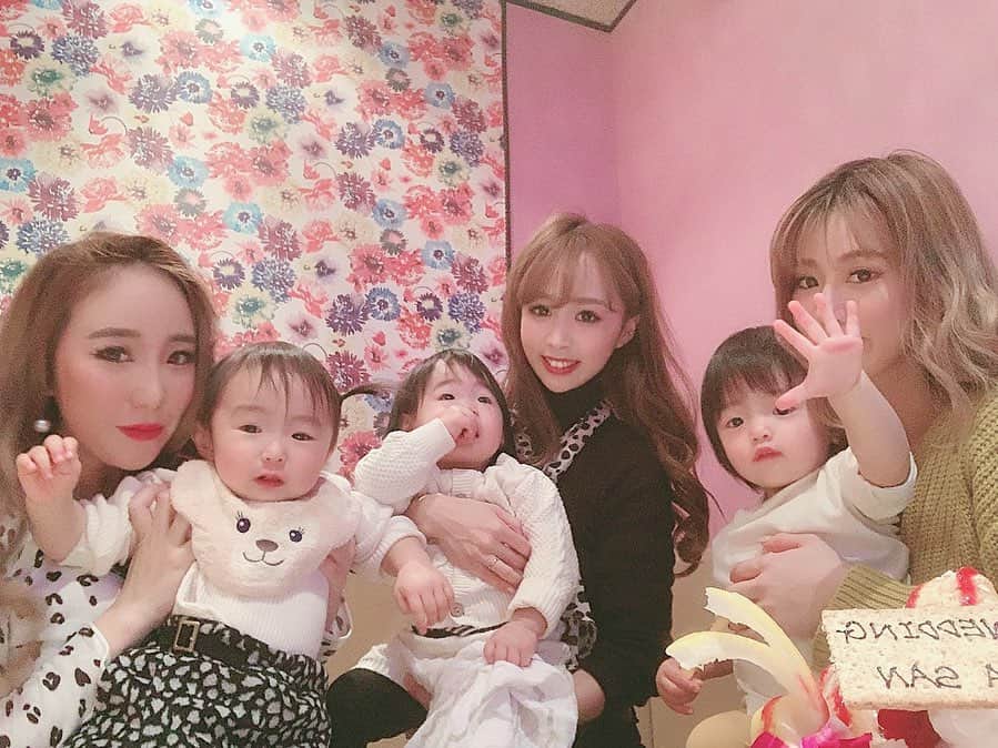 さっぴちゃんのインスタグラム：「♡. 𝑫𝑴✉️お返事 𝒔𝒘𝒊𝒑𝒆 してね⇒ . . プリンセス会👸🎀←みさと流 今回もとっても楽しかったぁああああ❤︎❤︎❤︎ . . 暴れる子ども達の面倒を見ながら 会話はほぼできずだったけど、それでも 会えるだけで元気になれる人達☺️♡ . . いや本当に、ママ会なんて優雅に主婦が ランチしてるかと思いきやそんなことは 一切ないし、結局どこ行ったって育児だから 家帰ったら楽しかった気持ちと同じくらい 身体は疲れてたりするのよね〜😂❤︎ . . それでも四六時中子どもと一緒に居られる ことって、とっても幸せ👶🏼🎀 . . 可愛い可愛い3人娘のこれからの成長が楽しみ♡ 2枚目の子供たちのキョトン顔が 何とも言えない可愛さですわ( ˘ ³˘)♡♡♡ . . 結婚式のプレートも出してくれて とっても嬉しかった😭♡ 2人ともありがとうございました♡♡ . . ………………………………(♡)……………………………… .」