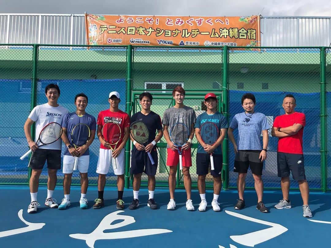 西岡良仁さんのインスタグラム写真 - (西岡良仁Instagram)「沖縄合宿スタートしました！！ 今年も豊見城市(とみぐすく)へお邪魔して二週間追い込みます！練習自由に観戦可能なので是非みなさんみに来てください！ 1週目はまずはこのメンバーと！！ #豊見城市 #合宿 #ナショナル合宿 #テニス #tennis #沖縄」12月9日 20時10分 - yoshihito0927