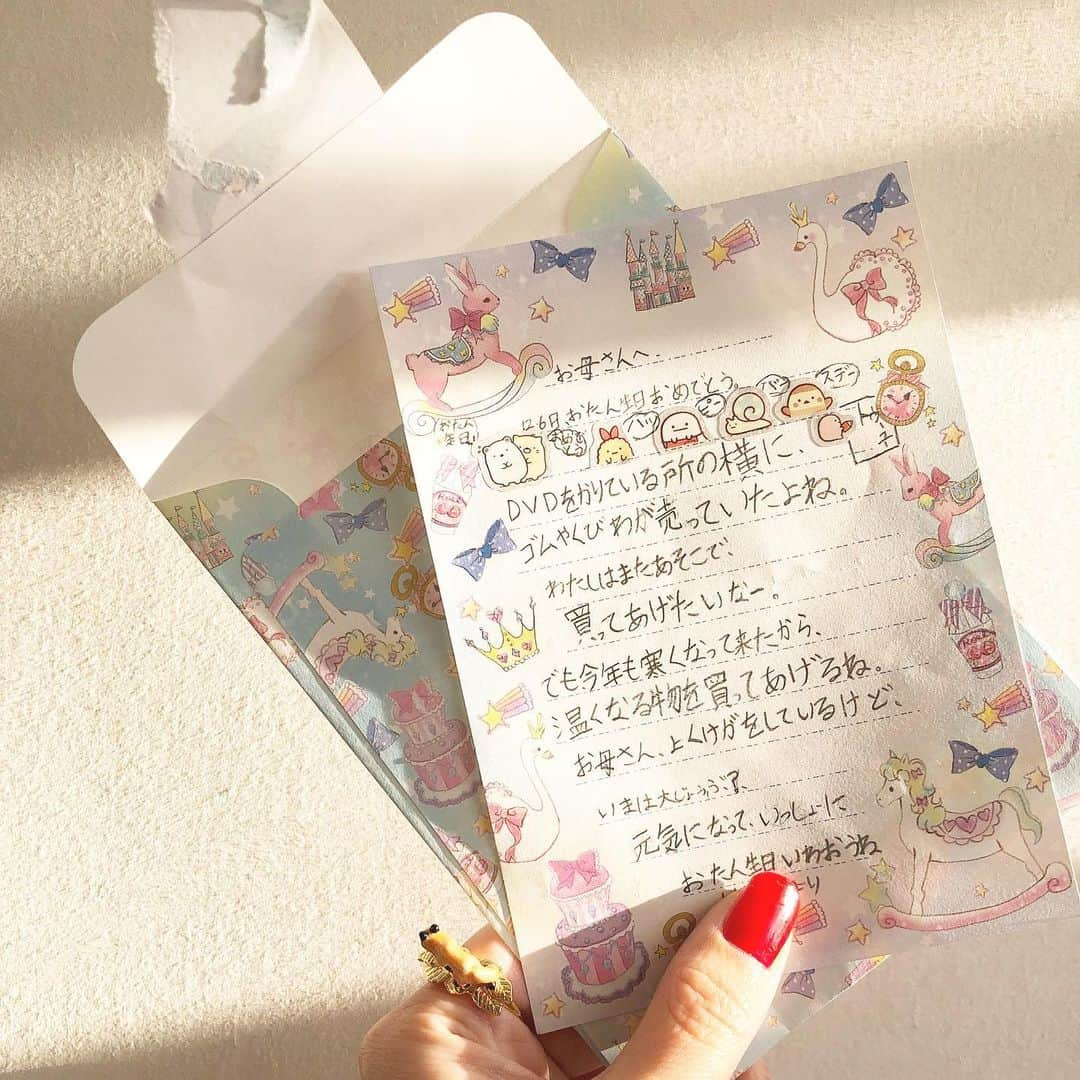 AYUMIさんのインスタグラム写真 - (AYUMIInstagram)「HAPPY BIRTHDAY ワシ ・ 笑 ・ 今日は文章先に読んでから スワイプ→→して見て!! ・ ①枚目 昨年は26歳やったのに 今年は30歳 子どもたちには『人にウソついたら絶対許さへんからな』って言うて 母が毎回毎年 年齢ウソつく ・ 私『お母さん今年で30歳や』 息子『お母さん26歳じゃなかったん？』 私『お母さんは特殊な歳の取り方できるねん』 娘『すごいな!!』 私『すごいやろ？』 娘『ほんなら来年は34歳って事？』 私『来年は29歳』 息子『も〜ムチャクチャやん』 ・ ・ ②枚目 娘が私に書いてくれた手紙 クセがすごい 3行目の『ゴムやくびわが売っていたよね。私はまたあそこで買ってあげたいな』 ゴムやくびわの店 その店クセ強すぎるやん 確実にその店アカン店やん ・ 『ヘアゴムやネックレスの店』って言うてくれよ ・ それから 『お母さん、よくケガをしているけど大丈夫？』 ケガしてへんねん 腰は老化による腰痛 肩は老化による肩コリ 別にケガしてへんねん ・ ③枚目 息子が誕生日は何が欲しい？って聞いてきてたから ワシはキツネ🦊(MAISON KITUNEメゾンキツネ )のアウター(推定5万...笑)が欲しいって言うててん めっちゃ高いから おパパとラックンで一緒に買ってくれたらいいからって言うてましてん ・ ほんなら 息子『キツネ🦊のリングがあったからこっちの方にした!!使ってな』 ・ ちゃうねん これはキツネ リアル コンコンのキツネ ルールルルのキツネ キツネ間違い ・ ワシが欲しいのは @kitsune MAISON KITUNEの方やねん コンコン🦊キツネじゃない方な お母さんそっちのキツネ💍は望んでなかった方のキツネ ・ ほんでコレ付けて💍🦊歩いてたら 絶対何かに引っかかるやん ワシ、コンコン言うしかないやん ・ ルールルル🦊キツネ ・ ④枚目 おパパから ちょ待てよ 分かるよ ワシはBTS大好き でも誕生日に 今年は安く済ませてくれたやないか おパパ『来年のカレンダーまで付いてるらしいで』 私『ヘぇ〜』 おパパ『コレ千円以上するねんで!ビックリせ〜へん？』 私『雑誌を誕生日プレゼントとかビックリ〜逆に〜逆にビックリ〜』 ・ 雑誌ならワシ買えますけど？ ・ ・ 笑 ・ #誕生日#母#happybirthday」12月9日 20時12分 - suzuchan1206