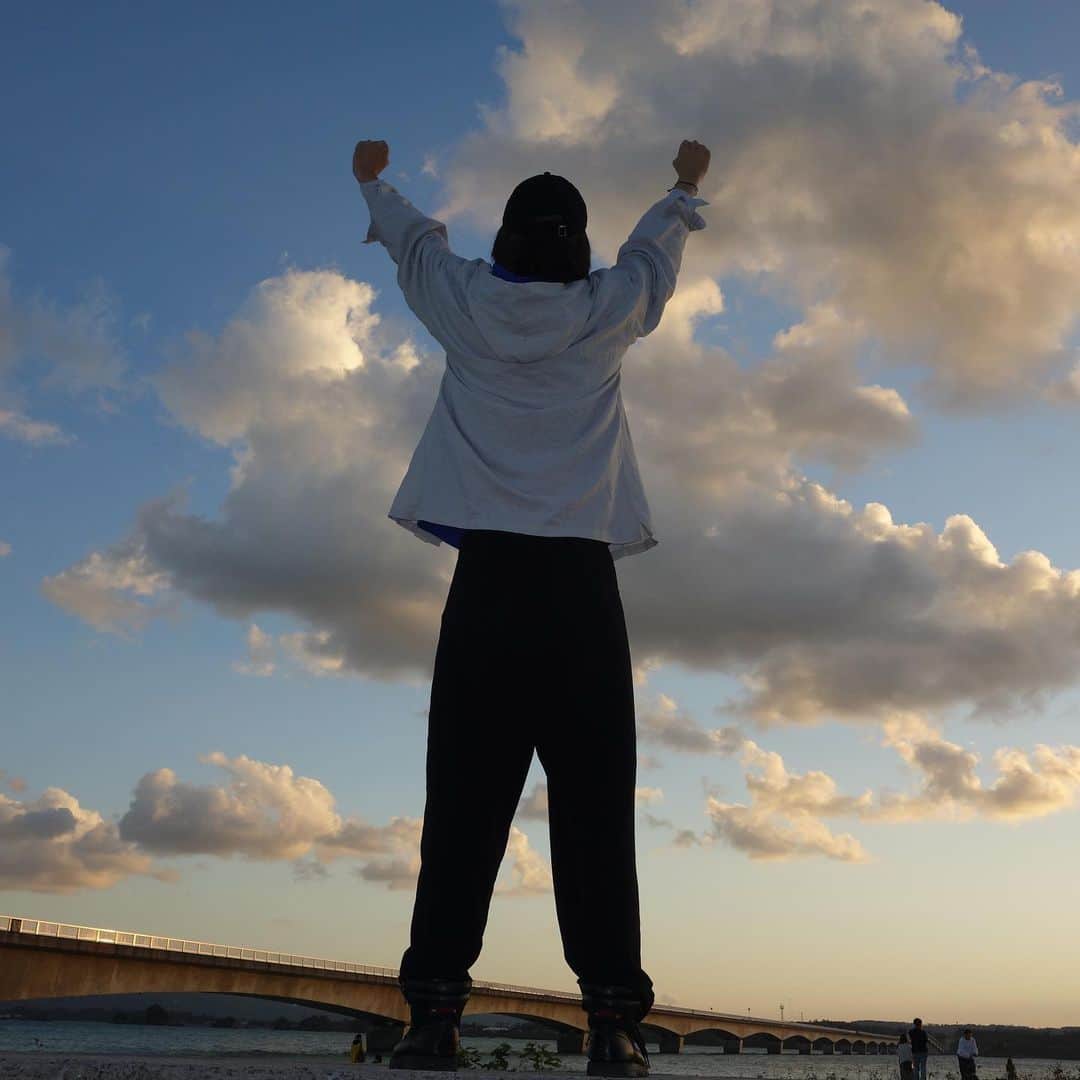 椿隆之さんのインスタグラム写真 - (椿隆之Instagram)「ウルトラサイズに  なるまで！  #宇治清高 が撮影してくれた！ #沖縄　#海  #夕陽  #ふぁいんだー越しの私の世界  #写真  #ウルトラマン  #urutoraman  #特撮  #hero  #tokusatsu  #ホラー」12月9日 20時22分 - kibatsu3