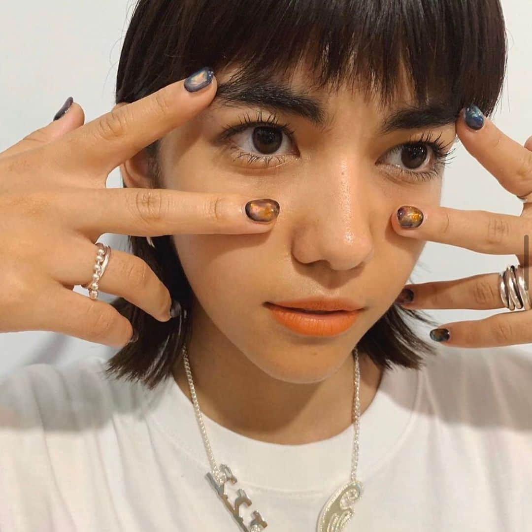 ELLE girl JAPANさんのインスタグラム写真 - (ELLE girl JAPANInstagram)「【UNI-NAIL💅🏼】﻿ ネイル好きのELLEgirl UNI creatorがこだわりのネイルデザインをご紹介する「UNI-NAIL」💅🏼サロン派もセルフ派も是非参考にしてみて！👀 ﻿ ﻿ 💁🏻‍♀️サロンネイル派 美南レイラ(@reyla_m25 )﻿ ﻿ ①透明感のあるカラフルネイルをダークな雰囲気で再現して欲しい！とオーダー💅🏻ホログラムが入っていて、光に当たるとキラリと輝きます✨沢山の人に褒めてもらった自慢のネイルです😌﻿ ﻿ ②スマイルとアニマルのイラストが入った00年代風デザイン✌🏻💘秋冬はシックなカラーのお洋服が多いのであえてミスマッチを狙ってみました😉よーく見ると1つ1つのスマイルの表情が違っていて、愛嬌たっぷりのネイルです🥰﻿ ﻿ ③最近挑戦したマグネットネイル🧲まだ日本では有名じゃないかも？﻿ なんとジェルに磁気が入っていて、ラメを磁石で動かすことができるんです🤭見る位置によってラメの見え方が変わるので、ずっと見ていても飽きません！笑 ﻿ ﻿ 《INFORMATION》﻿ レイラちゃんの行きつけサロン💅🏼﻿ 「アトリエシュクル 原宿」﻿ 📍東京都渋谷区神宮前3丁目27−9﻿ 💁🏻‍♀️担当:HIROさん﻿ ﻿ ﻿ #ellegirl #ellegirluni #ellegirluninail #ジェルネイル #ネイルサロン原宿 #マグネットネイル #ダークネイル #カラフルネイル #レトロネイル #カラフルネイルデザイン #ブラックネイル #スマイルネイル #アニマルネイル #アニマル柄ネイル #アニマル柄 #ギャルネイル #ラメネイル #ユニークネイル #ネイルデザイン2019 #ネイルデザイン秋冬 #ぷっくりネイル #ホログラムネイル」12月9日 20時14分 - ellegirl_jp