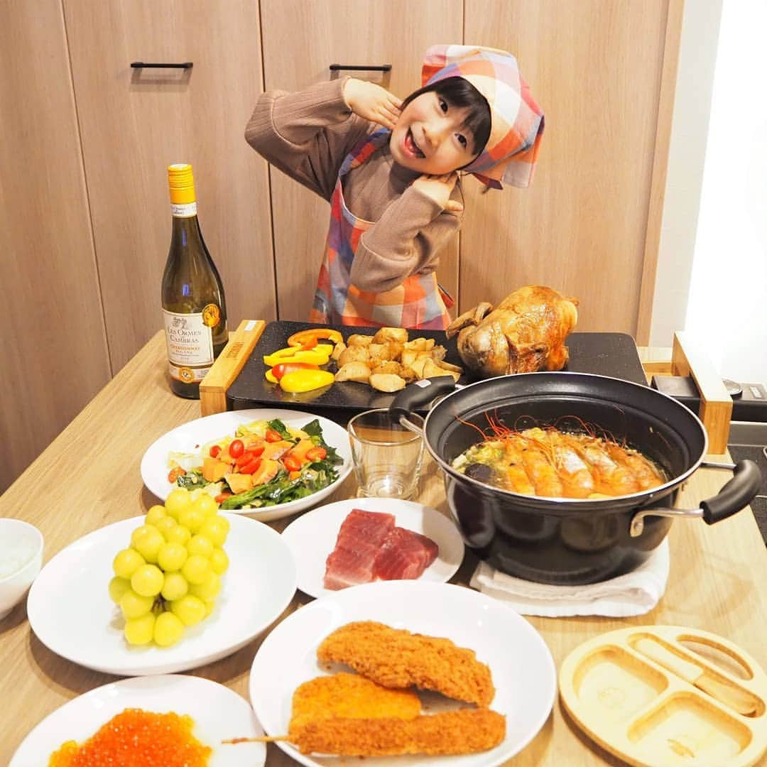 Kuboi Ayumiさんのインスタグラム写真 - (Kuboi AyumiInstagram)「「はい！めしあがれ☆」﻿ ﻿ 上野のアメ横で購入した食材を使って家族でパーティーを。﻿ 海老やサーモン、丸焼きチキンにシャインマスカットなど家族が好きなものばかり。﻿ ﻿ 先日、APARTMENT HOTEL MIMARUにお泊りしてきました。﻿ 私が宿泊したのは、MIMARU東京 上野EASTです。﻿ ﻿ 上野駅入谷口から3分ほどで、上野公園や上野動物園にも近いので遊ぶところはいっぱい。﻿ 実は宿泊した翌日は朝から浅草散策からのスカイツリーと遊びつくし☆﻿ ﻿ そんなことができるのもロケーションがよいホテルだからですね。﻿ ﻿ 宿泊したお部屋はベッドの他に2段ベッドもあって、娘たちは基地として遊んでいました。﻿ キッチンもついていて、食器も揃っているので、パーティーもできちゃいます。﻿ ﻿ バルミューダの炊飯器やプリンセス グリルストーンなどいろいろな家電をレンタルすることもできるので﻿ みんなでワイワイ盛り上がることも。﻿ ﻿ Good Design 2018受賞しているので、オシャレできれいですし﻿ 暮らすように滞在できるアパート型のホテルなので、使い方は人それぞれですよ。﻿ ﻿ ﻿ @mimaruhotels﻿ ﻿ #バルミューダ　#BALMUDA　#料理好きな人と繋がりたい　#ホットプレート　#hotel #travel #ueno﻿ #女の子ママ #赤ちゃんのいる生活 #tokyo #japan　#MIMARU #MIMARUHOTEL  #ファミリーフレンドリーホテル #pr」12月9日 20時18分 - himekagami