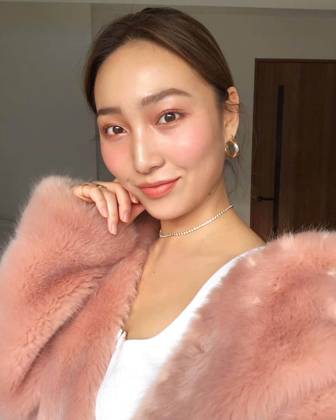 のインスタグラム：「Sweet & Juicy🍑🧡 Too Faced(トゥー フェイスド) @toofacedlovesjapan のピーチとイチジクミルクの香りがするジューシーマットなリップを主役にSweetなメイク💋  使ったアイテム ・スイートピーチ アイシャドウ パレット ・ジューシー マット ロングウェア リップスティック(DISROBED ディスローブド)  #OwnYourPretty#toofaced#toofacedjapan#トゥーフェイスド#中世古麻衣#ツヤ肌メイク#PR」