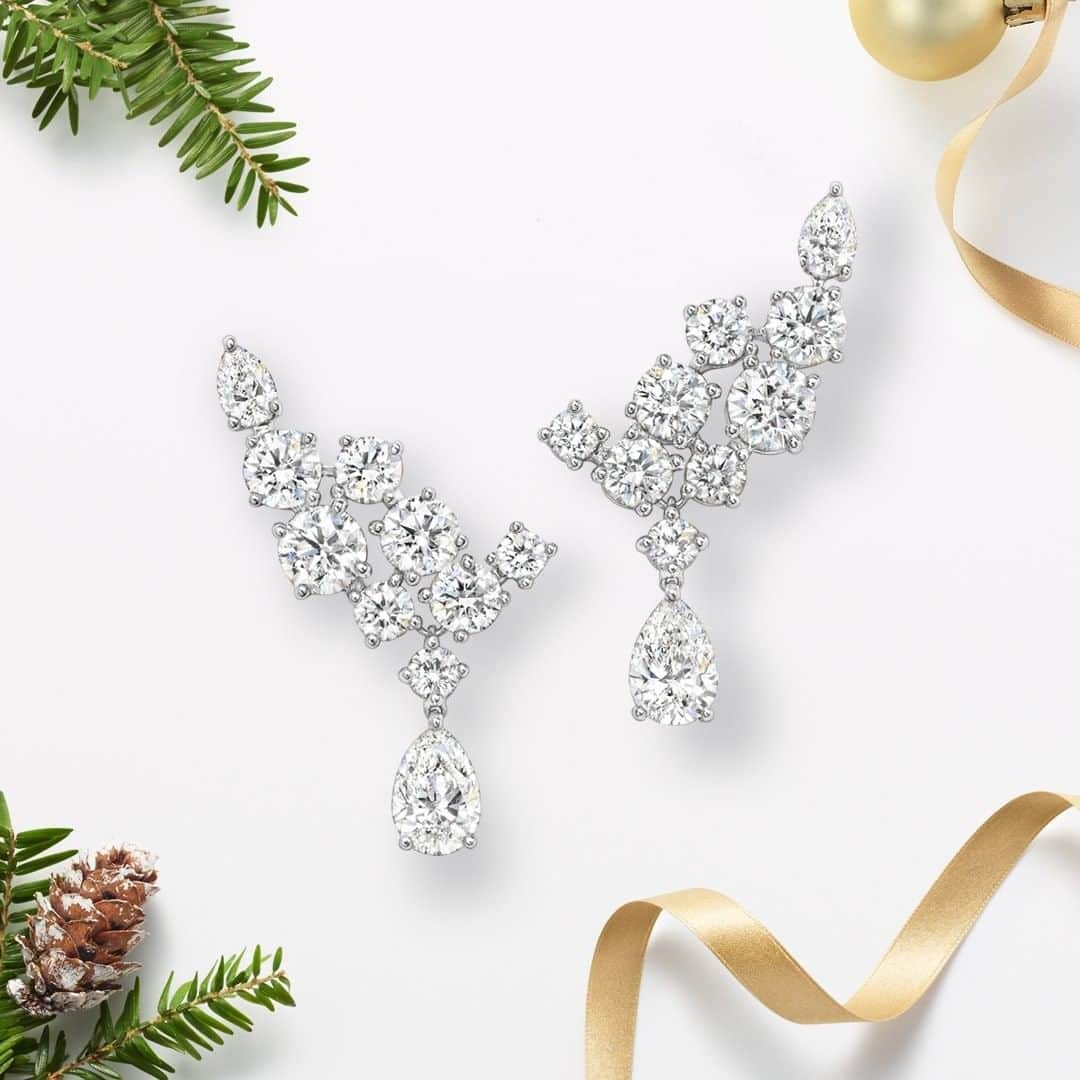 ハリー・ウィンストンさんのインスタグラム写真 - (ハリー・ウィンストンInstagram)「'Tis the season for sparkling #WinstonWishes to come true. Tap the link in bio to discover Sparkling Cluster #Diamond Earrings by #HarryWinston, guaranteed to make them beam with brilliance from ear to ear.」12月9日 20時30分 - harrywinston