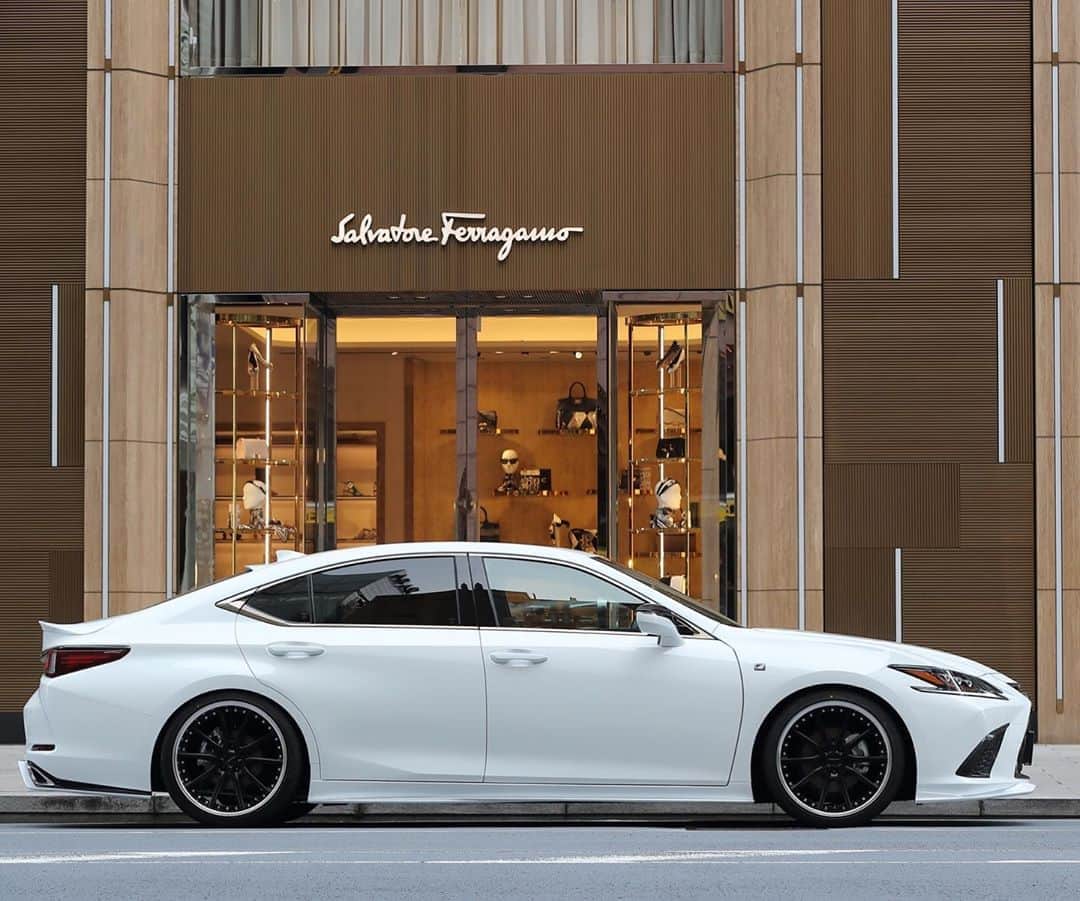 のインスタグラム：「Lexus ES F SPORT  Bodykit：Artisanspirits/// Sportsline blacklabel #artisanspirits  #lexus #lexuses #lexuses300 #lexuses300h  #レクサス #レクサスes #レクサスes300 #レクサスes300h #esfsport  #lxstnd #lexustuned #lexususa #evasivemotorsports #butlertire #ravspec #jworksunlimited #premierautowerkz #suvproject #kanooperformance #車庫小舗 #nigeljdmparts #トラウム  #car_life_staff #bondtokyo #bondosaka #advanced_auto_performance  #otto.auto.service #mr__lexus #jackspna」