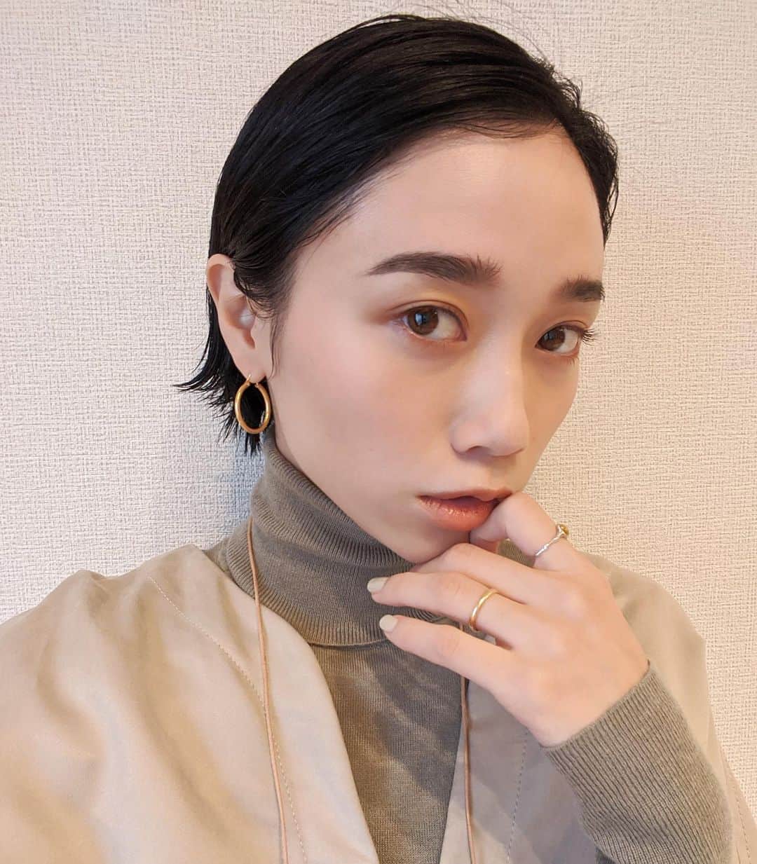 のインスタグラム：「ショートヘアに変化をつけたくて 少し伸ばし中なんだけど まとまりが悪くなってきたので 最近のプライベートはもっぱら オールバック🧑🏻💕 とっても簡単だから 参考にしてみてねー👌  3枚目に動画あるよ🎥  まず、ドライヤーで 寝癖とか直してw オールバックにしやすくブロー🤘🏻 そのあと16mmのコテで 耳横と後ろを外ハネに巻く🤘🏻 旦那のグリースを借りてw 適量を手につける！ 少し水で髪の毛を整えてから グリースでセット🤘🏻 最後にクシで整えて完成🤘🏻 参考にしてみてね♥️ #ショートヘア #ヘアアレンジ #宮城ヘア」