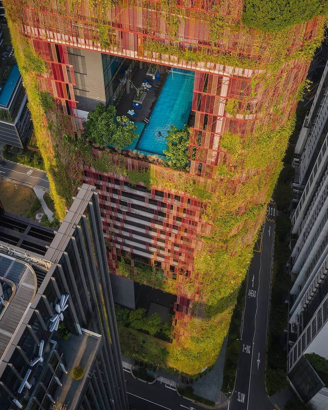 BEAUTIFUL HOTELSさんのインスタグラム写真 - (BEAUTIFUL HOTELSInstagram)「🌿 A real oasis in the middle of Singapore! What do you think of this giant vertical garden hotel? 🌾 Tag a friend who has to see this crazy building and the pool! 🌱 (📸: @sebastien.nagy 📍: Singapore - @stayoasia)」12月10日 2時03分 - beautifulhotels