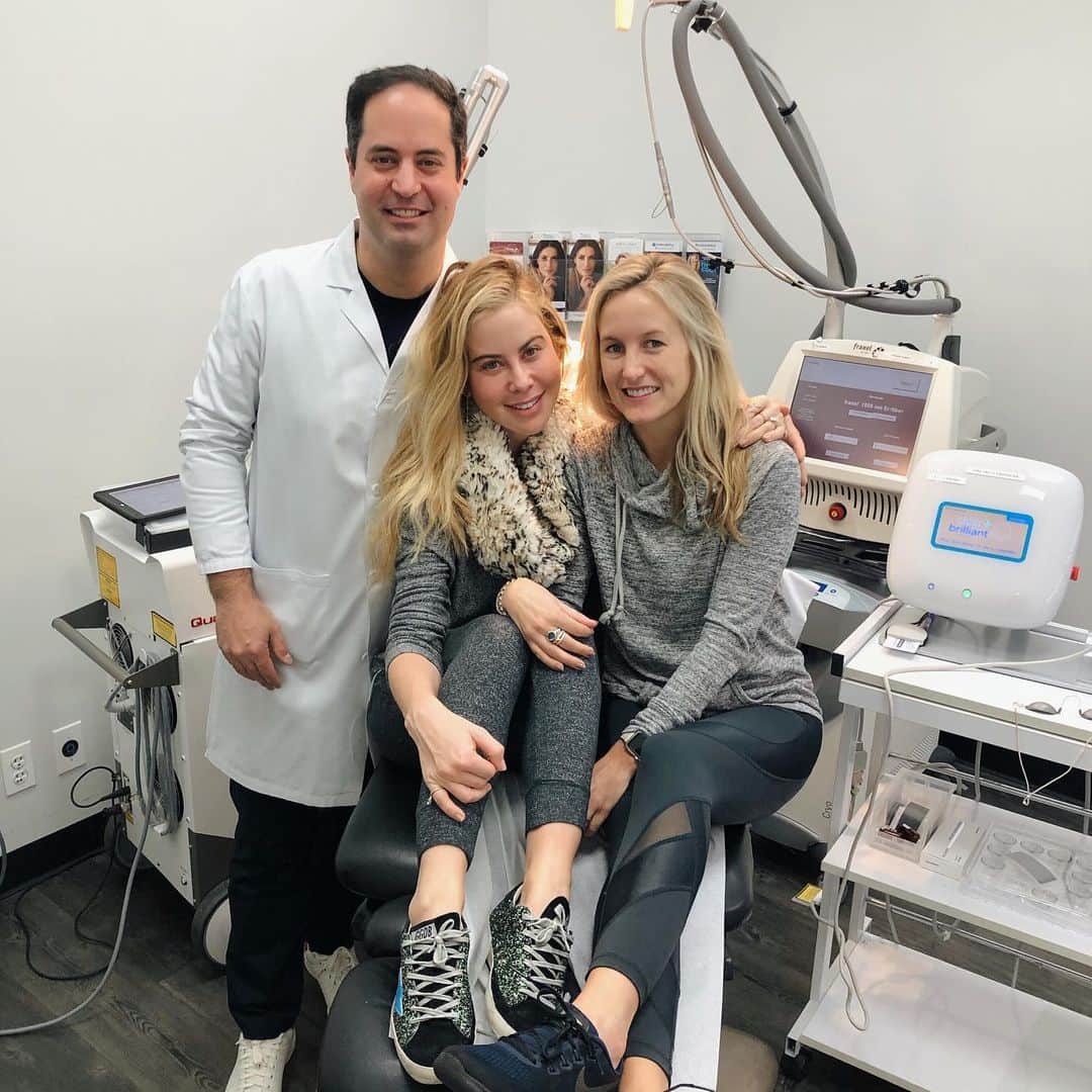 タラ・リピンスキーのインスタグラム：「Best friends share a lot especially their dermatologist. Our girls trip had to include a stop at @drrobertanolik I’ve been going to him for almost 10 years to get my favorite Clear and Brilliant Laser treatment to get rid of any hyperpigmentation. For those of you who have melasma...you know what I’m taking about. He’s one of my favorite follows on insta for all his tips and tricks. 💕 #trusthimwithmyface」